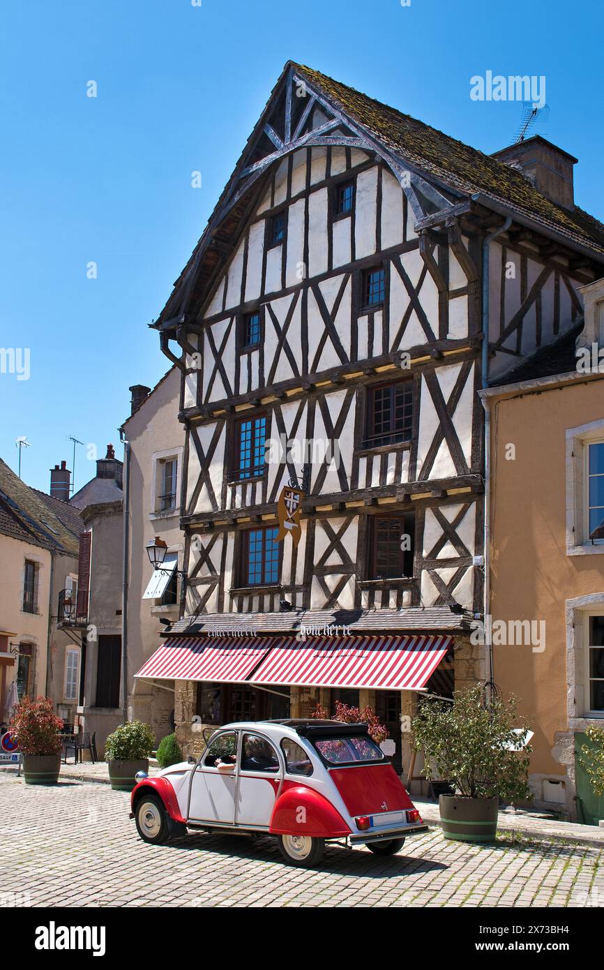 Half-timbered house on the “Place de l'hôtel de ville” in Noyers-sur-Serein, Yonne in Bourgogne Stock Photo