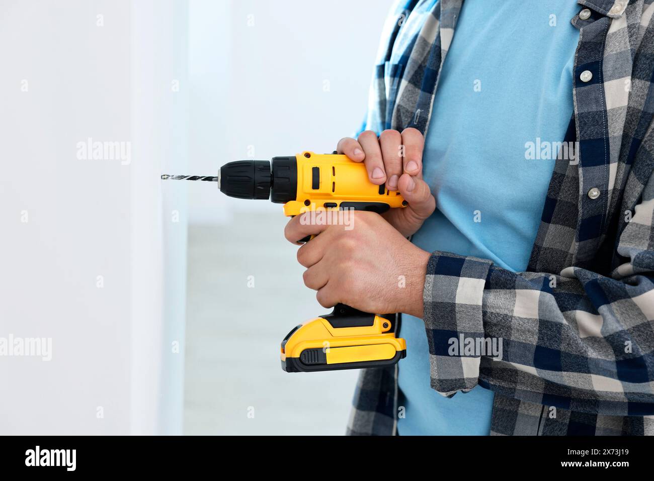 Man working using drill machine hi-res stock photography and images - Alamy