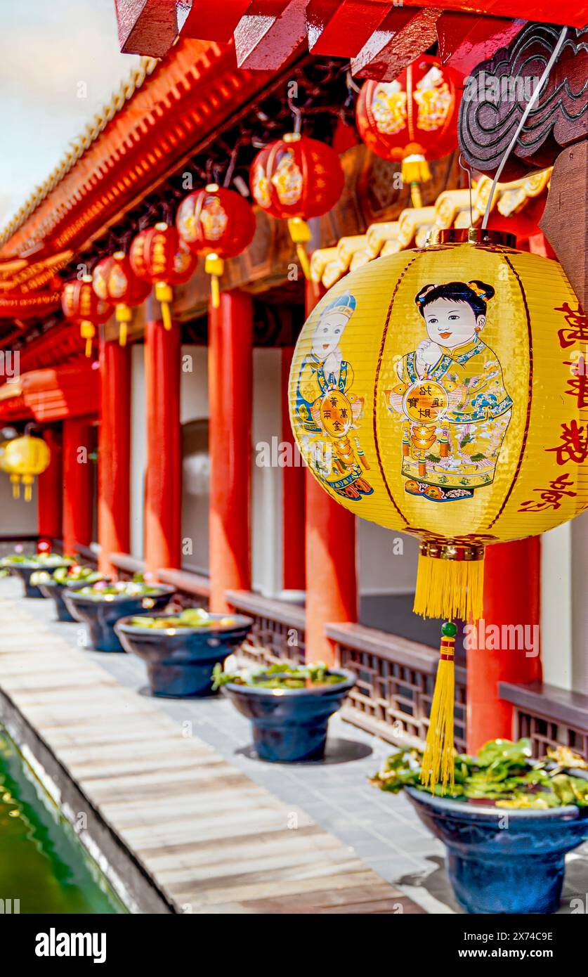 Yellow Chinese lampion in a hallway with red pillars at the Chinese Garden in Singapore Stock Photo