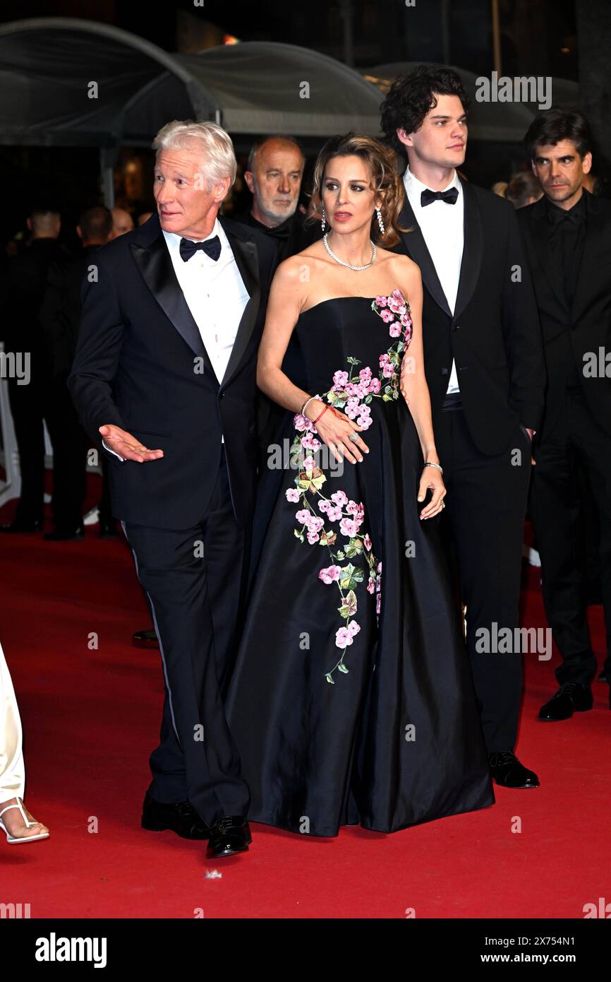 Cannes, France. 16th May, 2024. Cannes, 77th Cannes Film Festival 2024, Red caret film “Oh, Canada” In the photo: Alejandra Silva, Richard Gere, Homer James Jigme Gere Credit: Independent Photo Agency/Alamy Live News Stock Photo