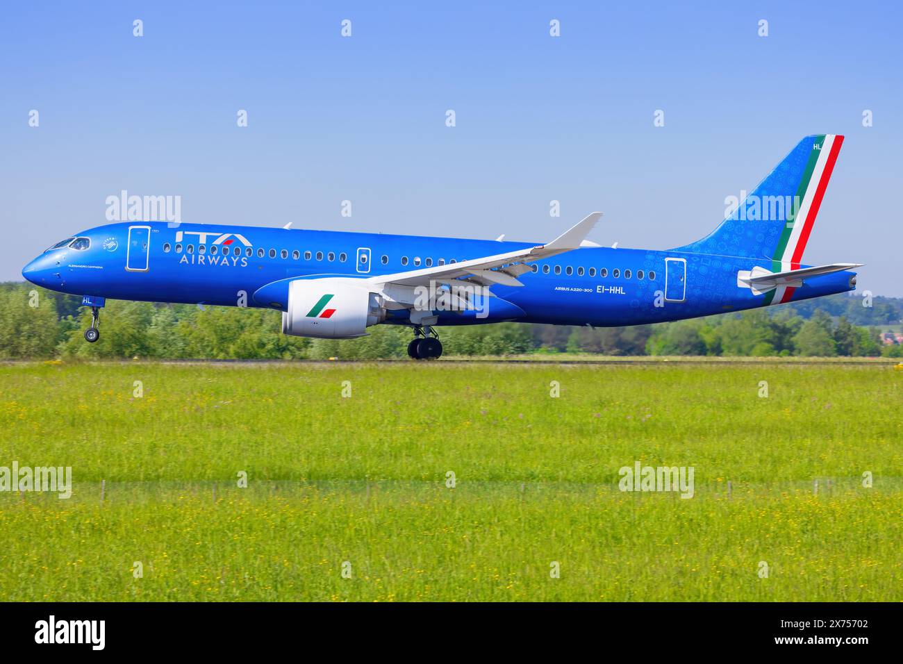 Italian airline hi-res stock photography and images - Page 5 - Alamy, image size:1300x956