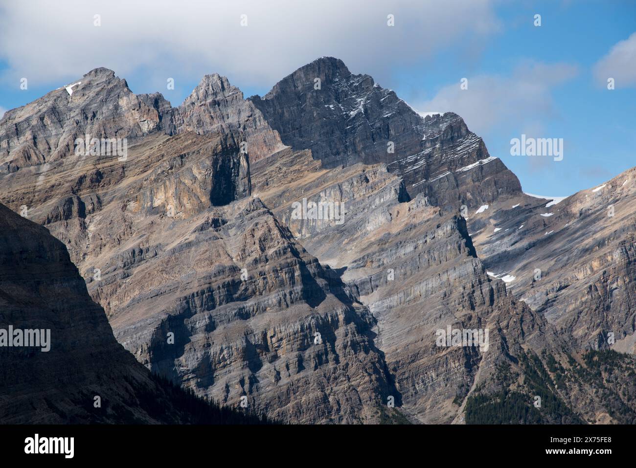 Summit tovering Peyto Lake in the Canadian Rocky Mountains in Banff ...