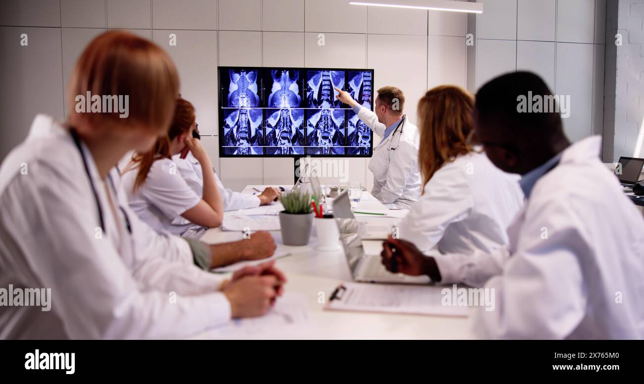 Team doctors using desktop hi-res stock photography and images - Alamy