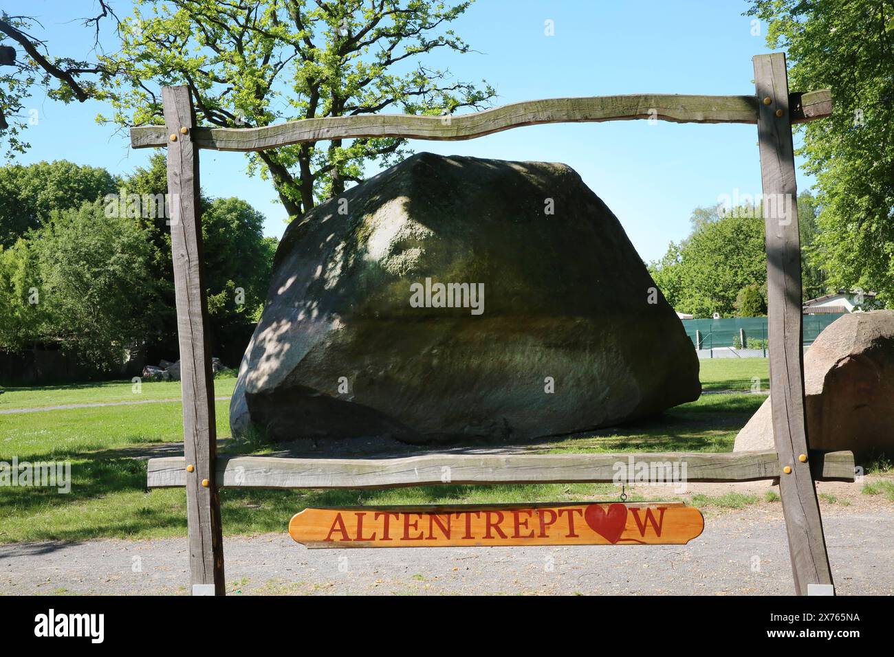 Blick am Dienstag 14.05.2024 in Altentreptow Landkreis Mecklenburgische Seenplatte auf das Naturdenkmal Großer Stein. Der Stein gilt als größter Findling auf dem deutschen Festland. Er wurde am 06. Mai 2021 angehoben und ist mittlerweile zu einer Touristenattraktion geworden. Dazu erinnert er an eine schreckliche Tat die sich im Sommer 2023 in dem Ort zugetragen hat. Damals hatte ein junges Mädchen die Ecstasy-Pille Blue Punisher eingenommen und war dann später an der Droge verstorben. Nun erinnert ein kleines Kreuz am Fuße des Felsens an das Ereignis. Hinweis an die Redaktionen: Der Name des Stock Photo