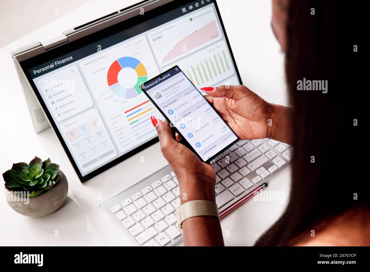 Mobile expense tracking hi-res stock photography and images - Alamy
