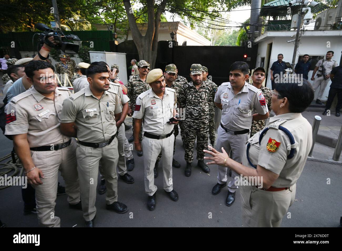 NEW DELHI, INDIA - MAY 17: Delhi Police outside Delhi Chief Minister Arvind Kejriwal residence to investigate alleged assault case on May 17, 2024 in New Delhi, India. A team of Delhi Police accompanied by forensic experts visited Chief Minister Arvind Kejriwal residence here Friday and collected evidence in connection with the alleged assault on party MP Swati Maliwal there, officials said. Maliwal was also taken to the CM's house to recreate the crime scene and the sequence of event. (Photo by Sanchit Khanna/Hindustan Times/Sipa USA) Stock Photo