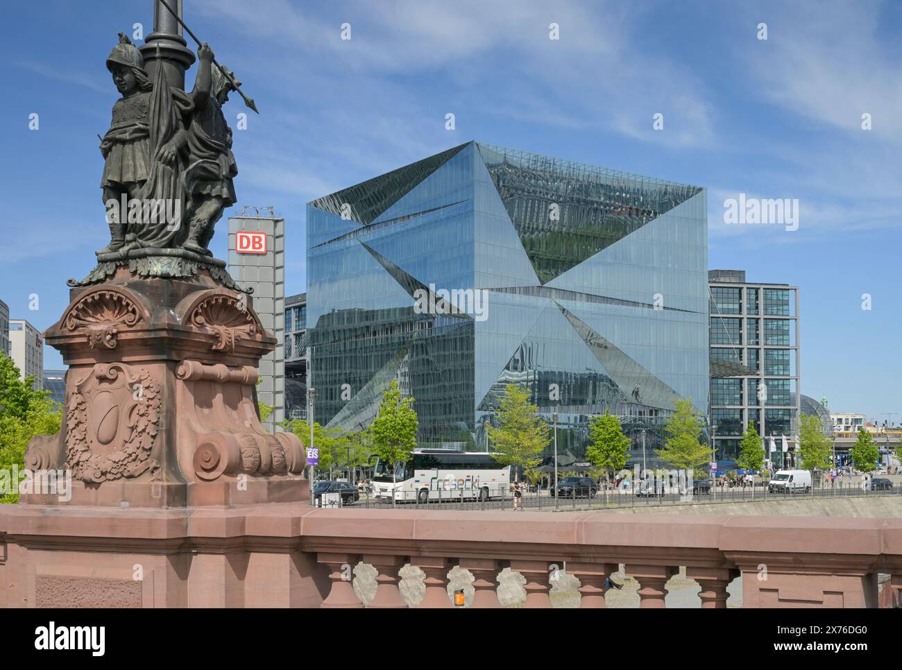 Bürohaus Cube, Moltkebrücke, Washingtonplatz, Hauptbahnhof, Moabit, Mitte, Berlin, Deutschland Stock Photo