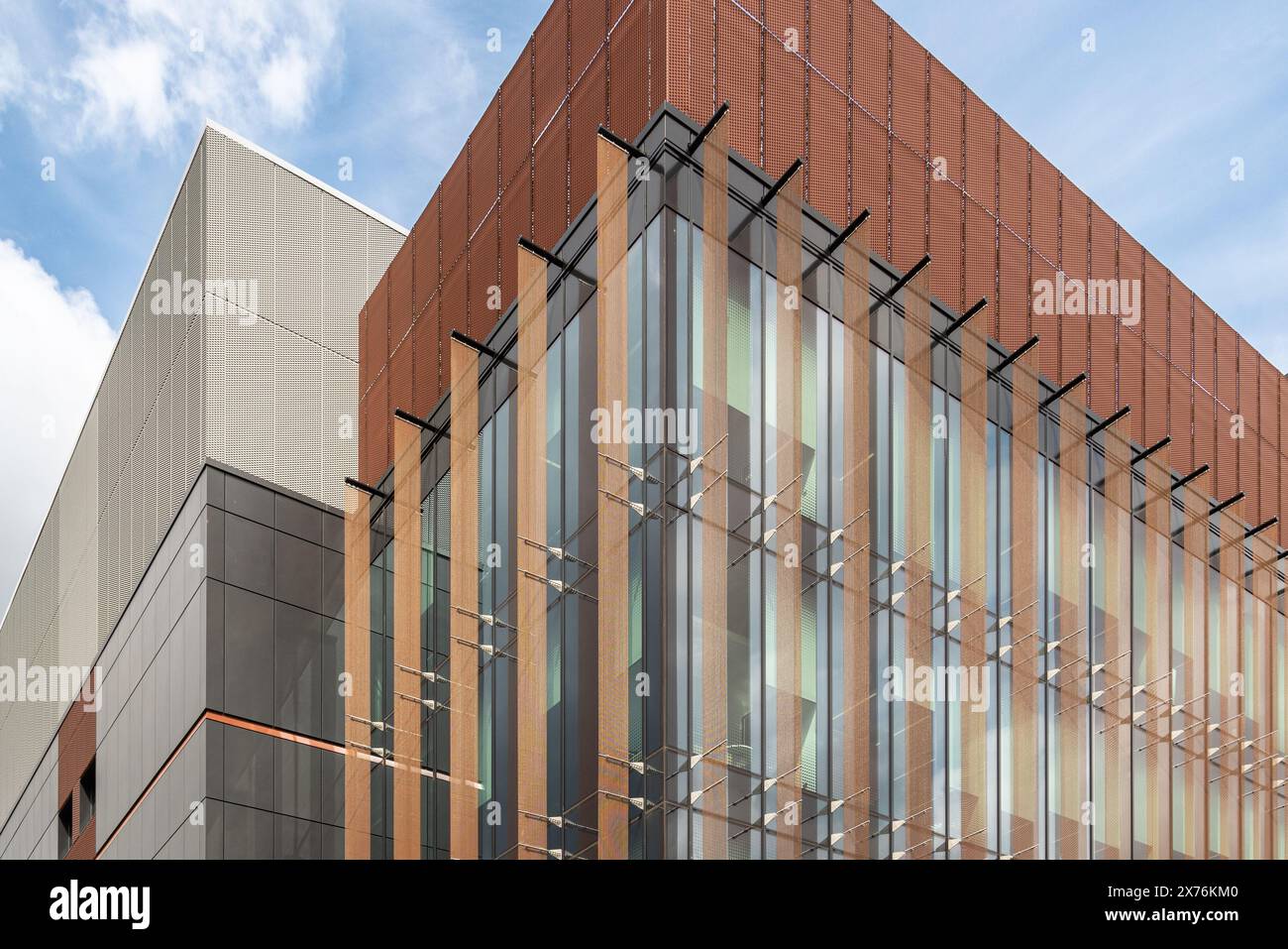 The sleek, contemporary aesthetic of the University of Birmingham Molecular Sciences Building. Study, research, or education concept. Stock Photo
