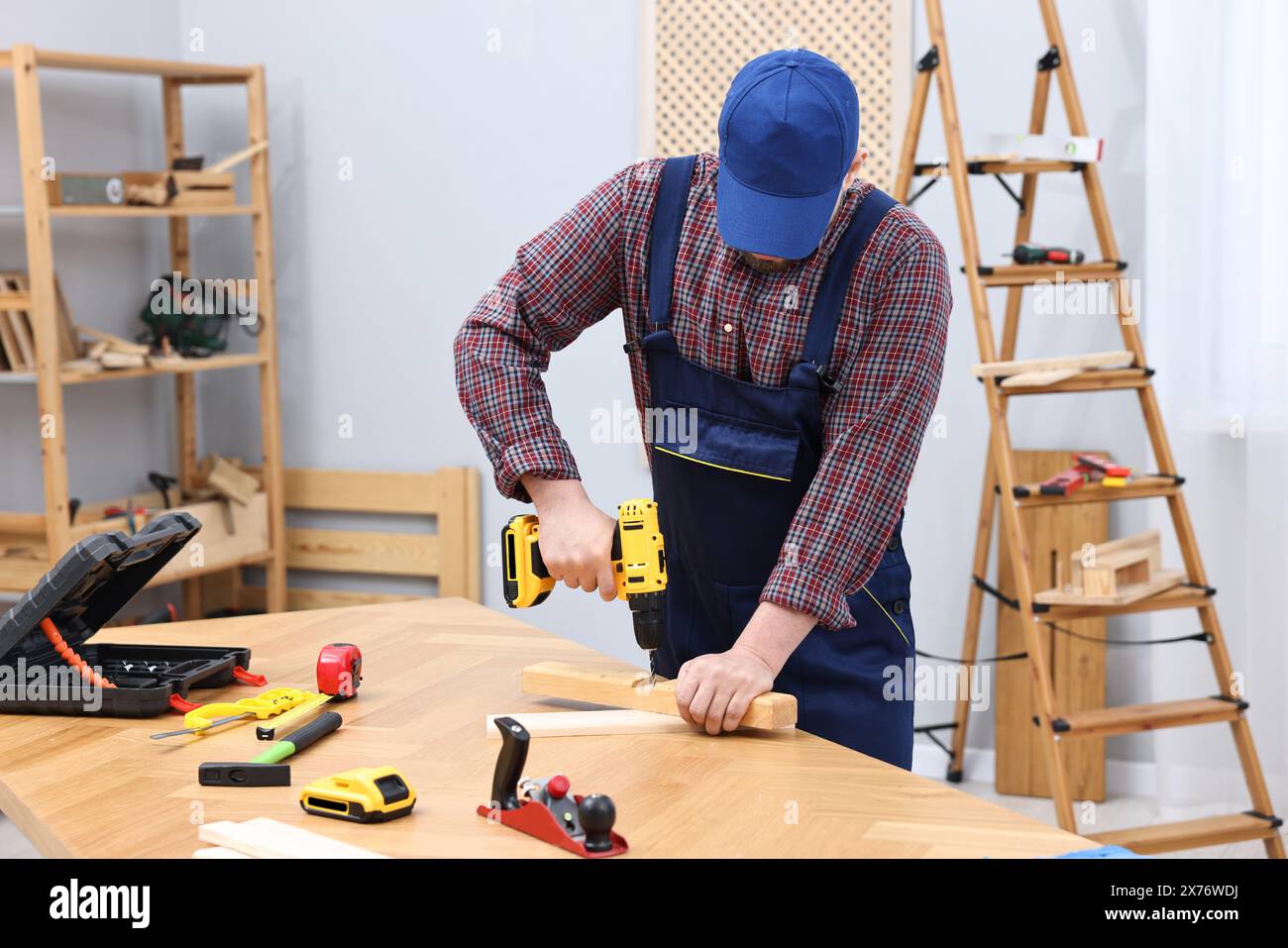 Man working using drill machine hi-res stock photography and images - Alamy