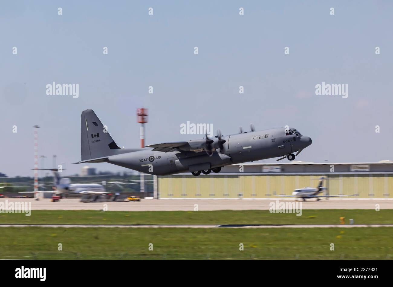 Militärflugzeug beim Start am Flughafen Stuttart. Registrierung 130604 ...