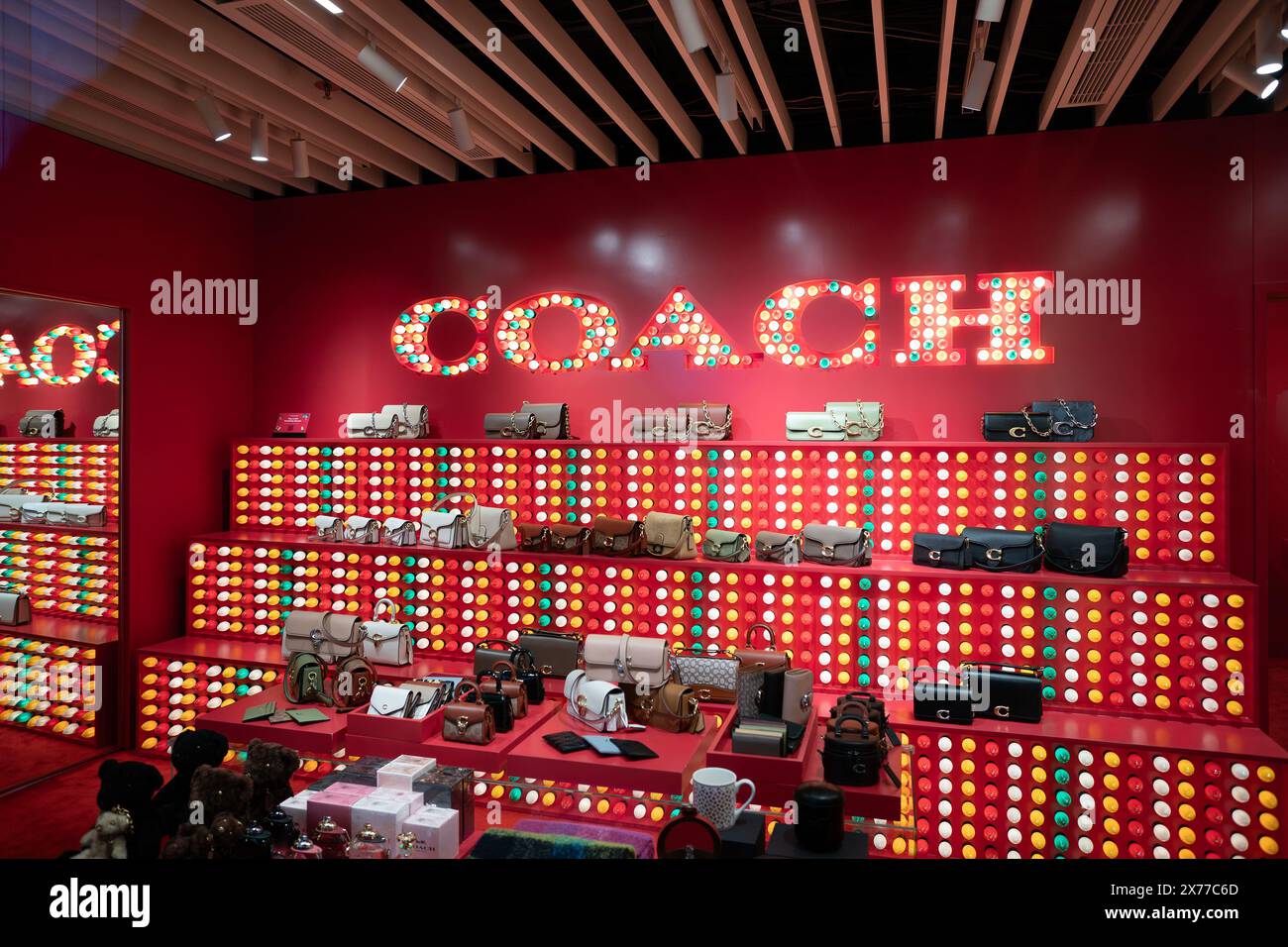 Coach boutique store display hi-res stock photography and images - Alamy