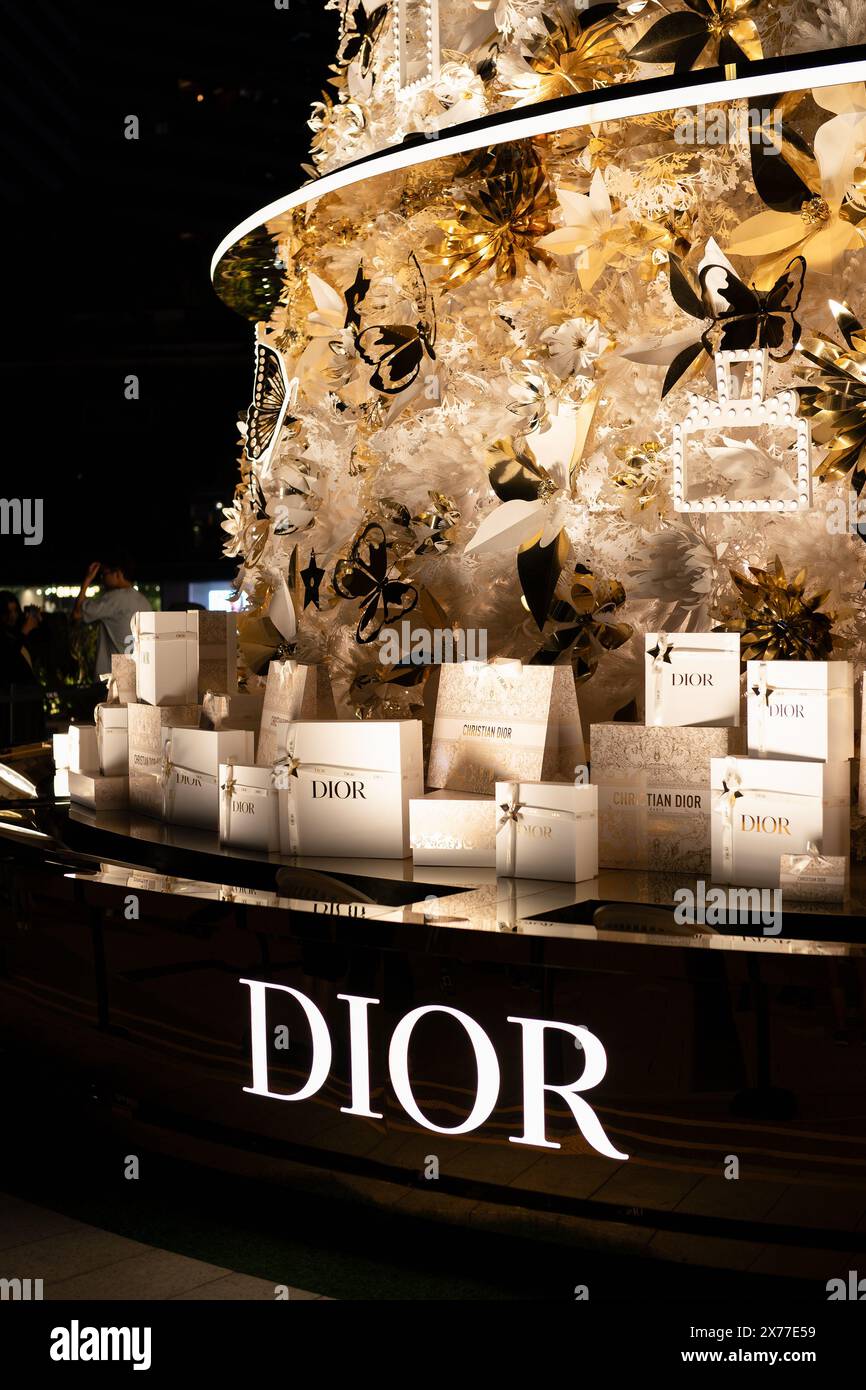 Dior christmas hi res stock photography and images Alamy