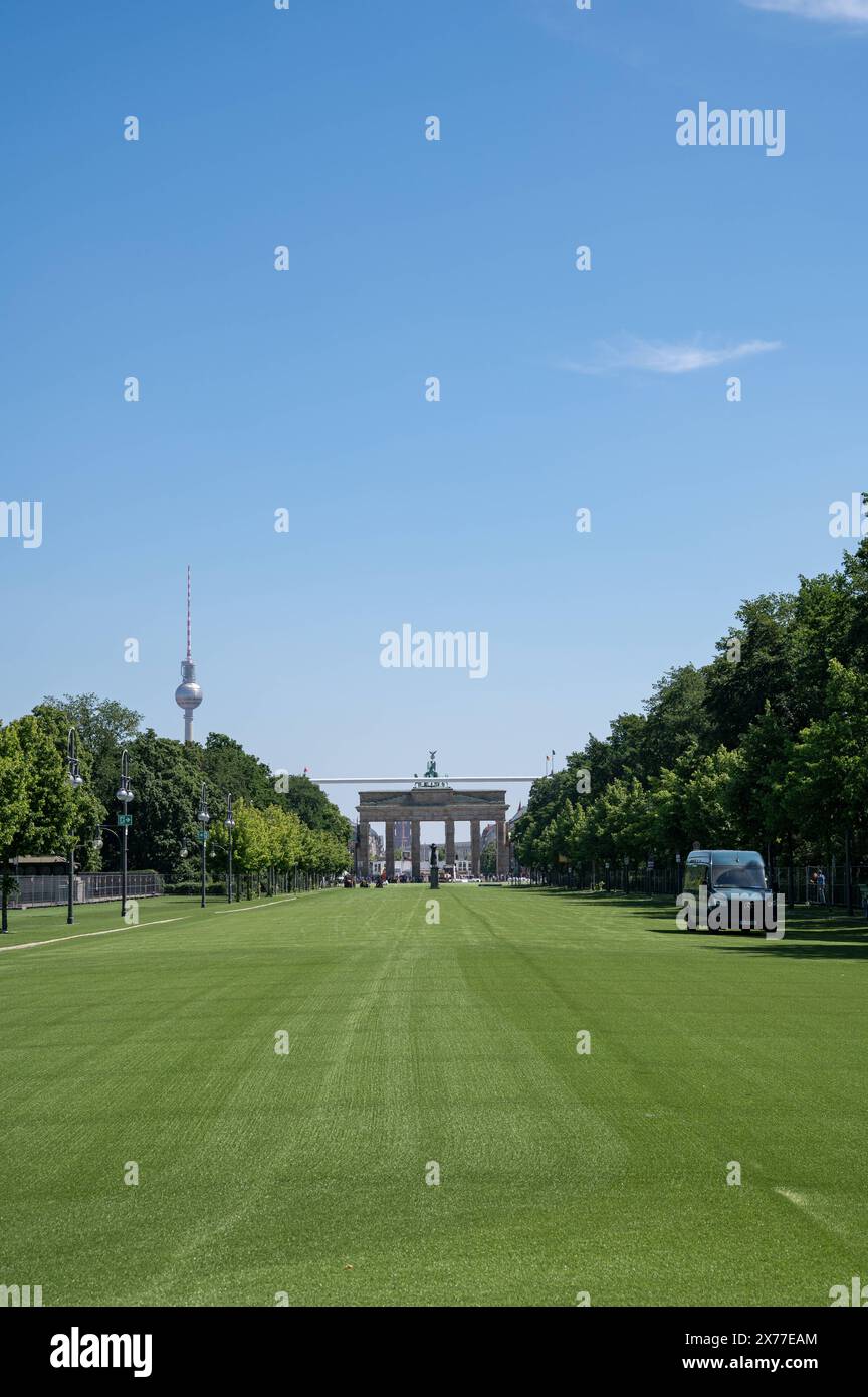 17.05.2025, Berlin, Deutschland, Europa Gruener Kunstrasen auf der