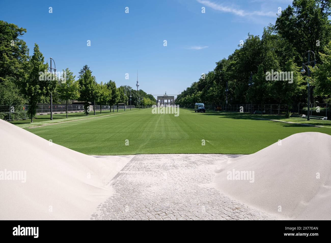 17-05-2024-berlin-deutschland-europa-gruener-kunstrasen-auf-der