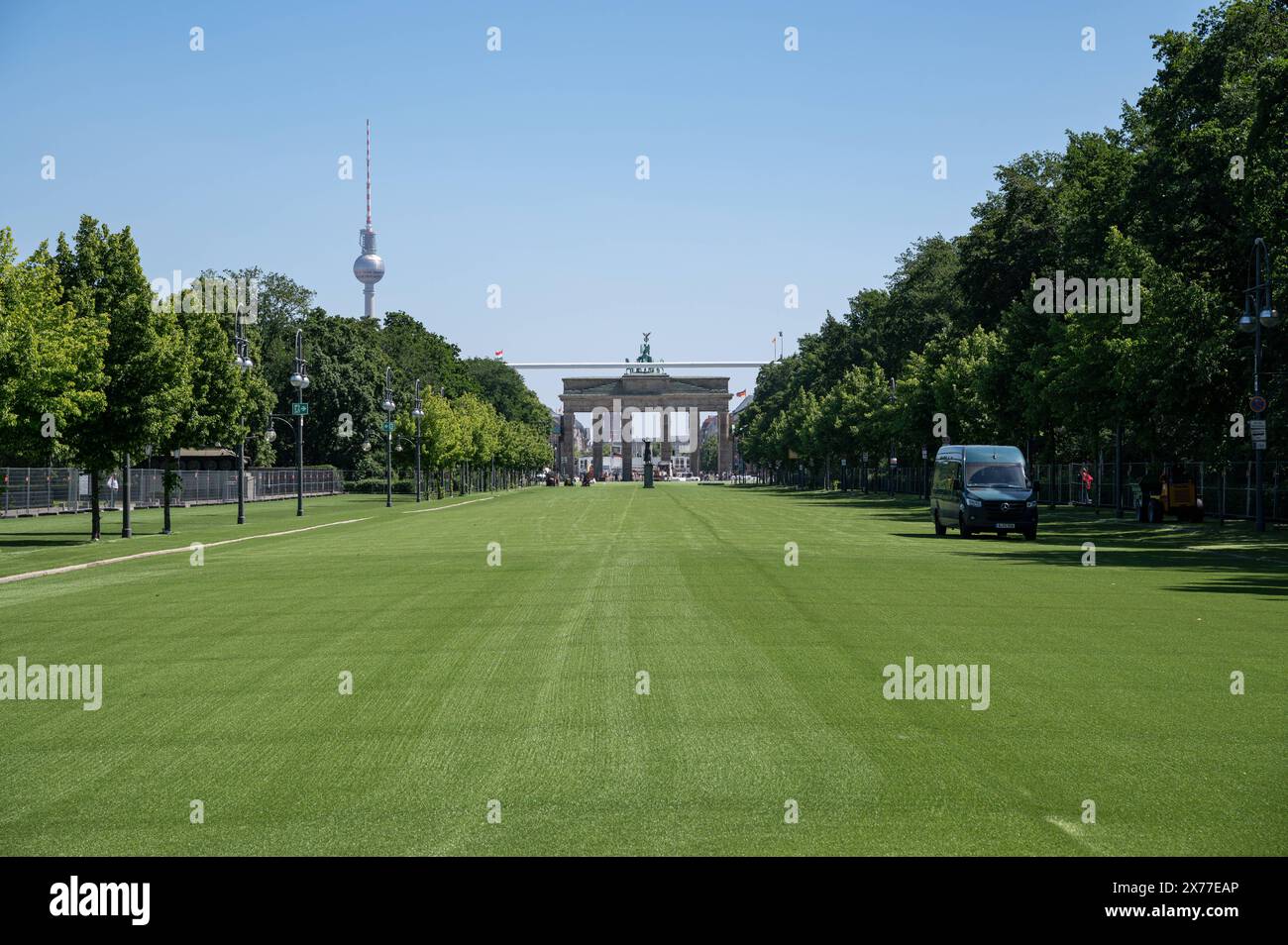 17-05-2024-berlin-deutschland-europa-gruener-kunstrasen-auf-der