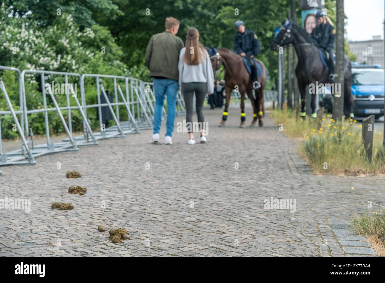 Rund 30 Klimaaktivisten der Gruppe Letzte Generation haben heute gegen 13 Uhr den Innenstadtring in Leipzig auf Höhe der Straßenbahnhaltestelle Wilhelm Leuschner Platz besetzt. Unter den Demonstranten befand sich auch der bekannte Klimaaktivist Christian Bläul. Die Polizei war schnell vor Ort und forderte die Aktivisten auf, die Straße zu räumen. Der Protest verlief friedlich. Allerdings versuchte ein Autofahrer, die Blockade zu durchfahren. Ob bei diesem Vorfall jemand verletzt wurde, ist derzeit unklar. Die Aktivisten erklärten, sie solidarisieren sich mit Hungerstreikenden. Bereits am heuti Stock Photo