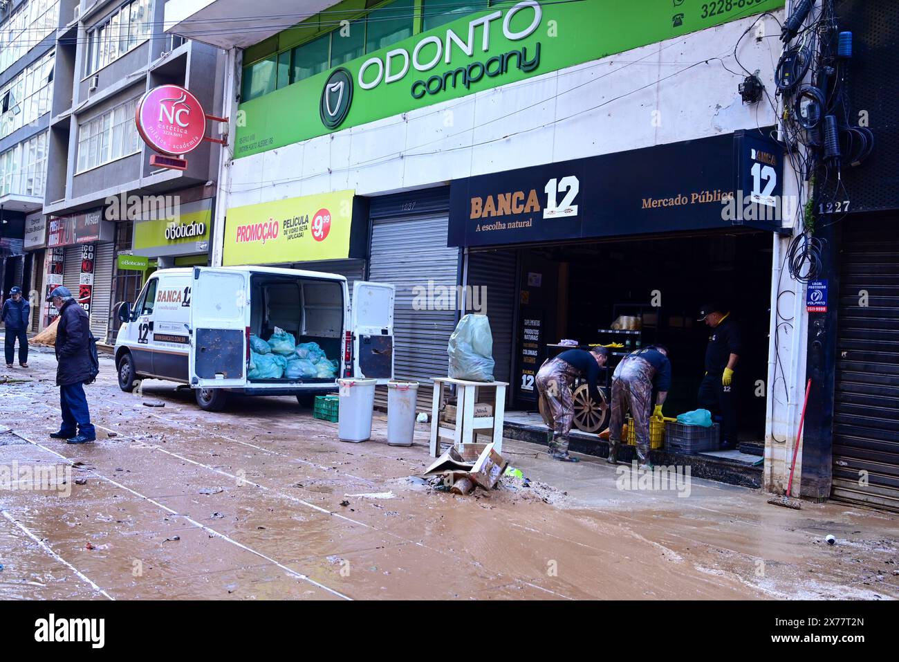 Porto Alegre, Brazil. 18th May, 2024. On Rua dos Andradas, traders reopen their stores and are faced with the damage caused by the flood, after two weeks of floods from Lake Guaíba that overflowed the retaining wall and invaded the streets of the capital, Porto Alegre, Brazil. Credit: Ronaldo Funari/Alamy Live News Stock Photo