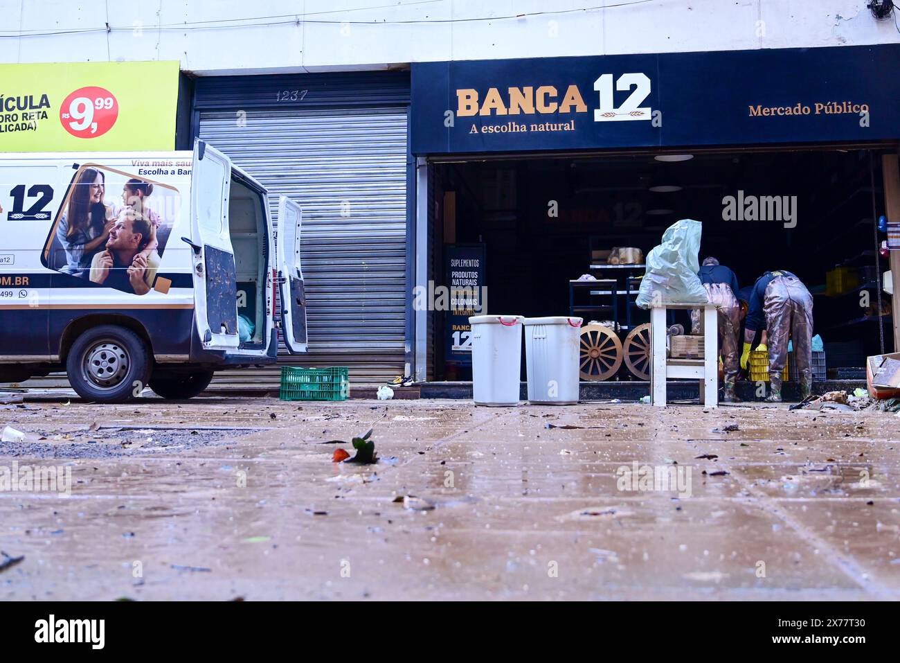 Porto Alegre, Brazil. 18th May, 2024. On Rua dos Andradas, traders reopen their stores and are faced with the damage caused by the flood, after two weeks of floods from Lake Guaíba that overflowed the retaining wall and invaded the streets of the capital, Porto Alegre, Brazil. Credit: Ronaldo Funari/Alamy Live News Stock Photo