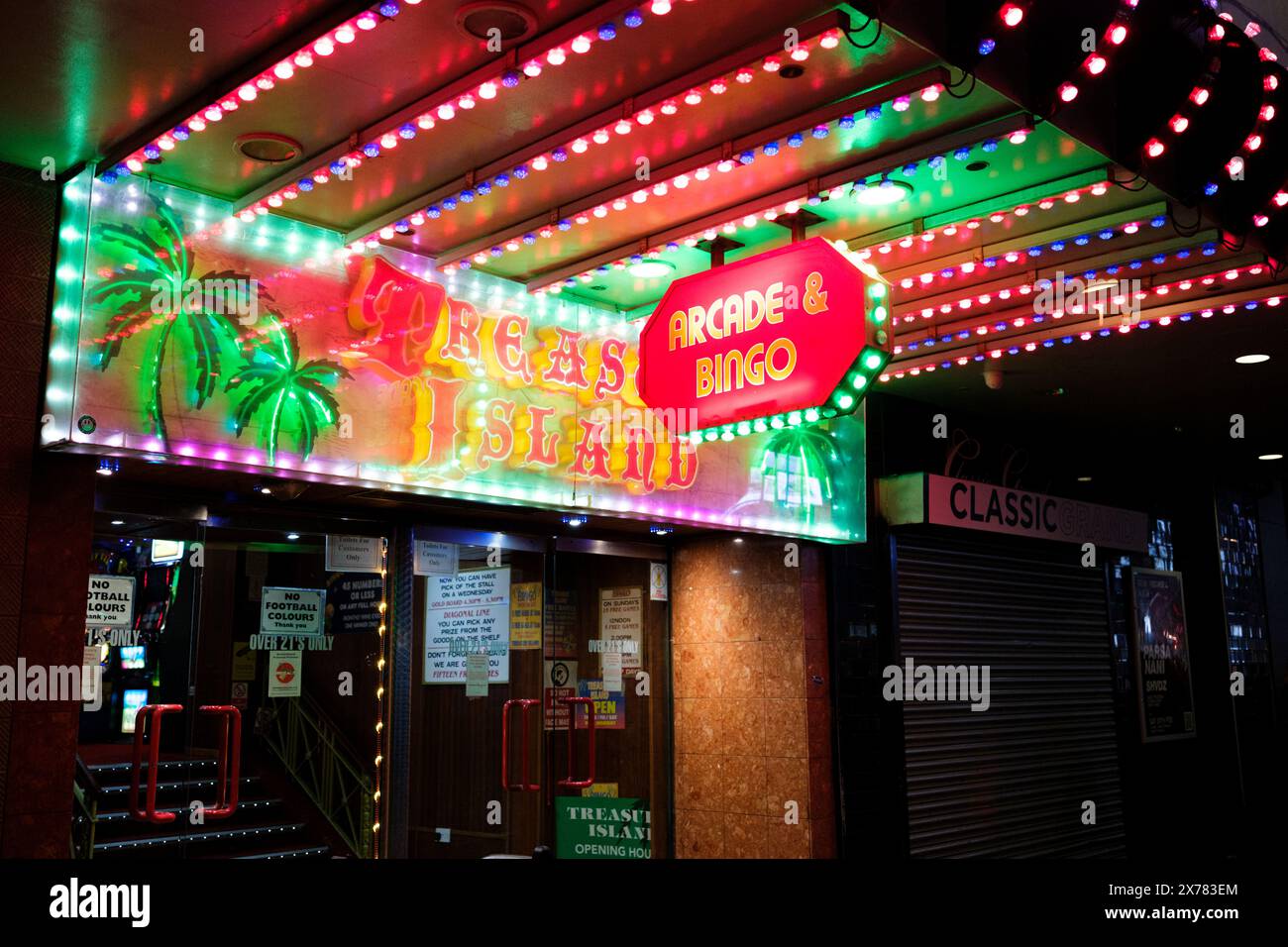 ネオン管 ニュートレジャーアイランド bingo hall' hi-res stock
