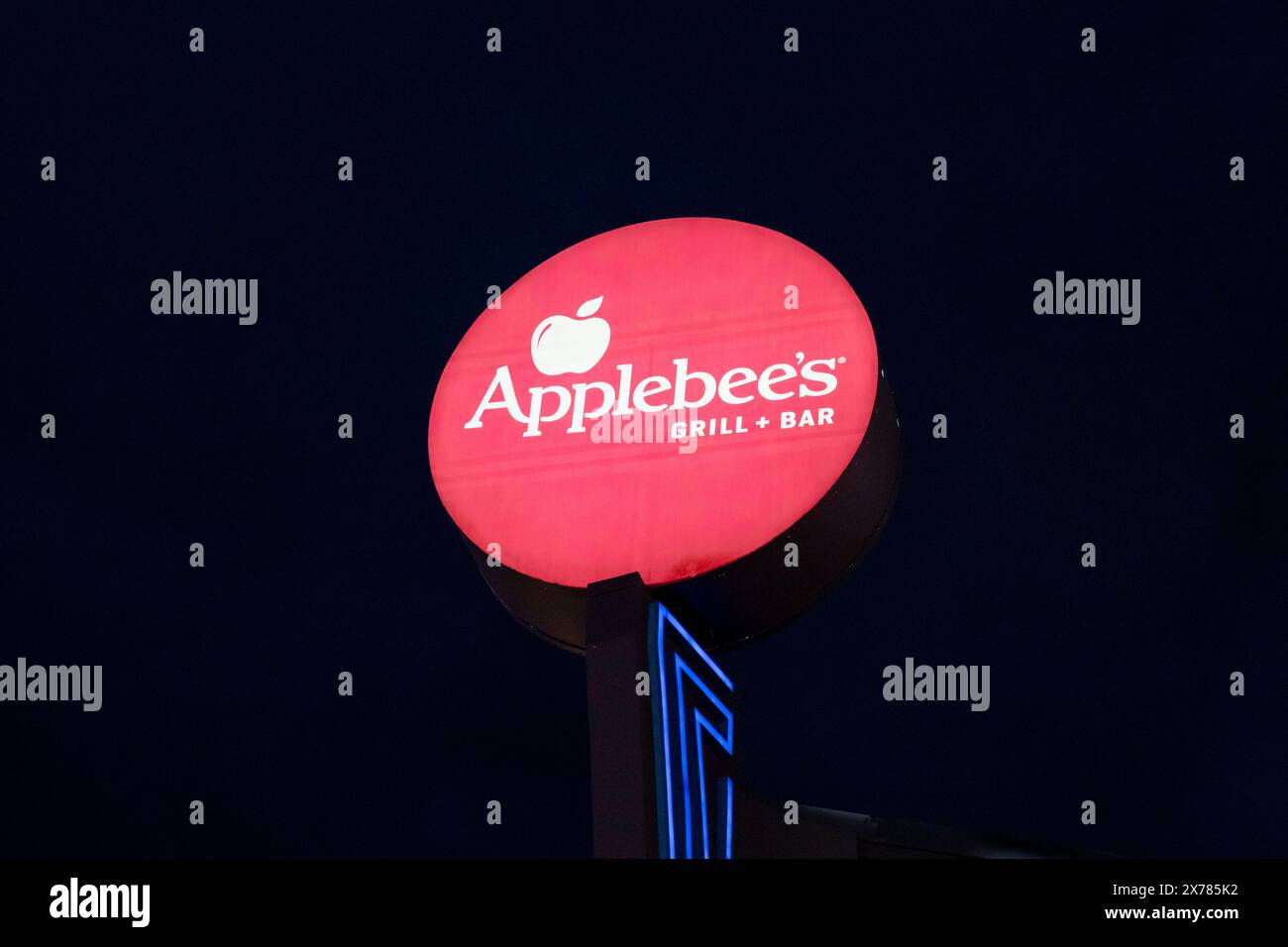 Niagara Falls, Ontario, Canada - December 8, 2023: An Applebee's sign in the night in Niagara Falls, Ontario, Canada. Stock Photo