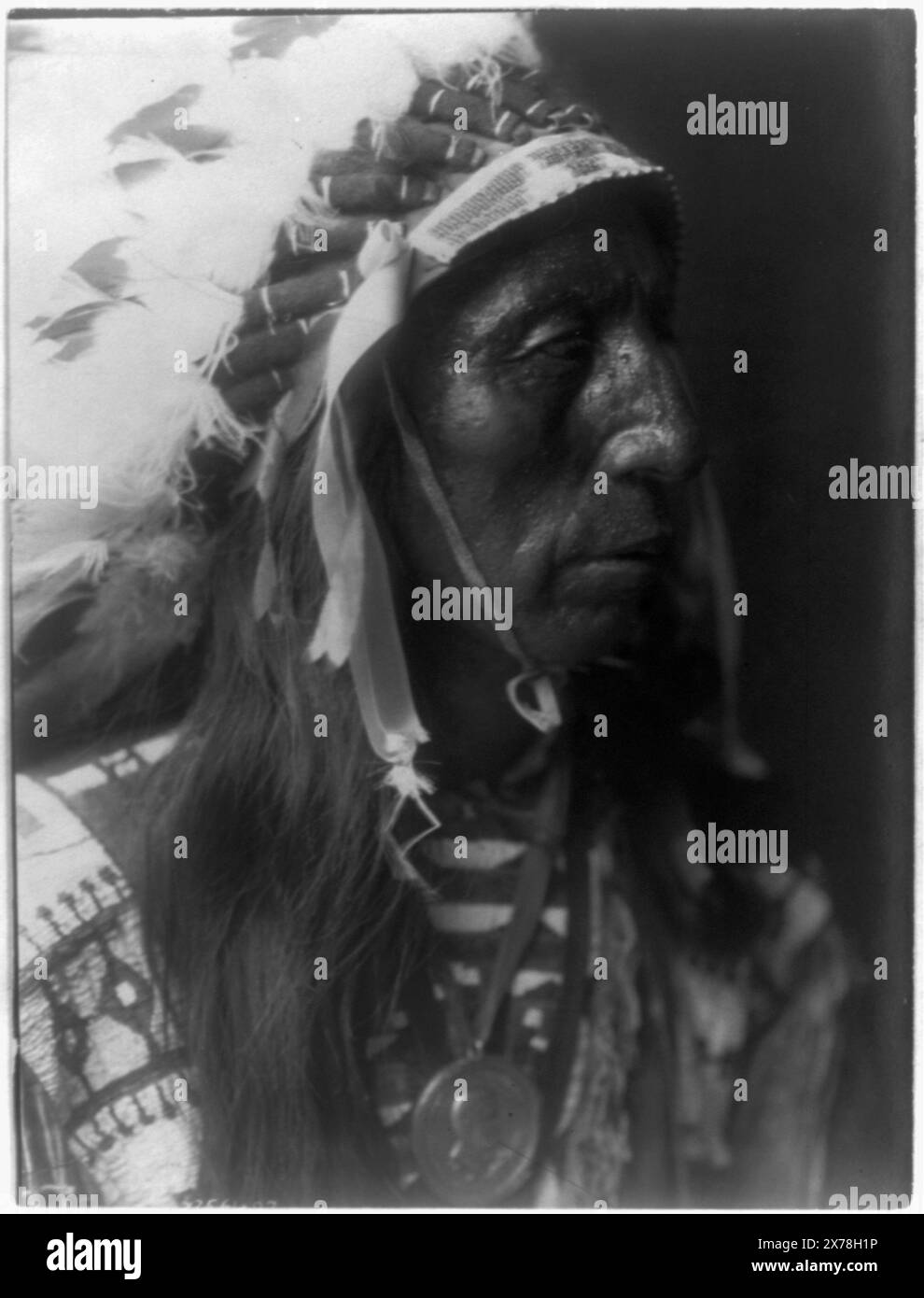 Indian war bonnets hi-res stock photography and images - Alamy