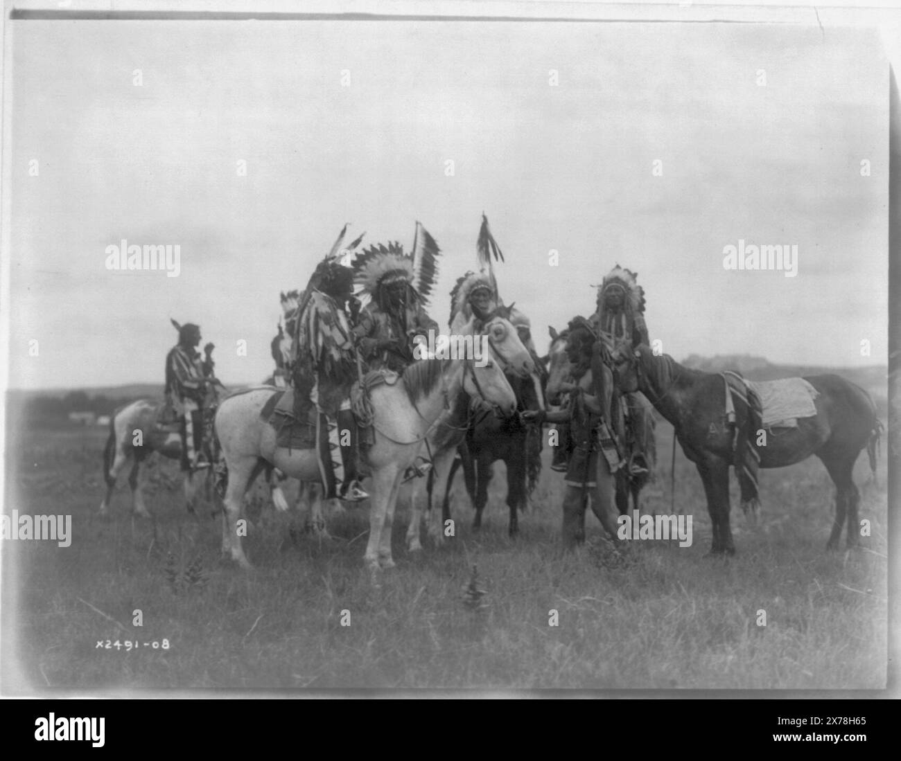 The Parley, Curtis no. 2491-08., On verso: Wounded Knee., Forms part of: Edward S. Curtis Collection ., Published in: The North American Indian / Edward S. Curtis. [Seattle, Wash.] : Edward S. Curtis, 1907-30, v. 3, p. 92.. Indians of North America, 1900-1910. , Dakota Indians, 1900-1910. , War bonnets, 1900-1910. , Horses, 1900-1910. Stock Photo