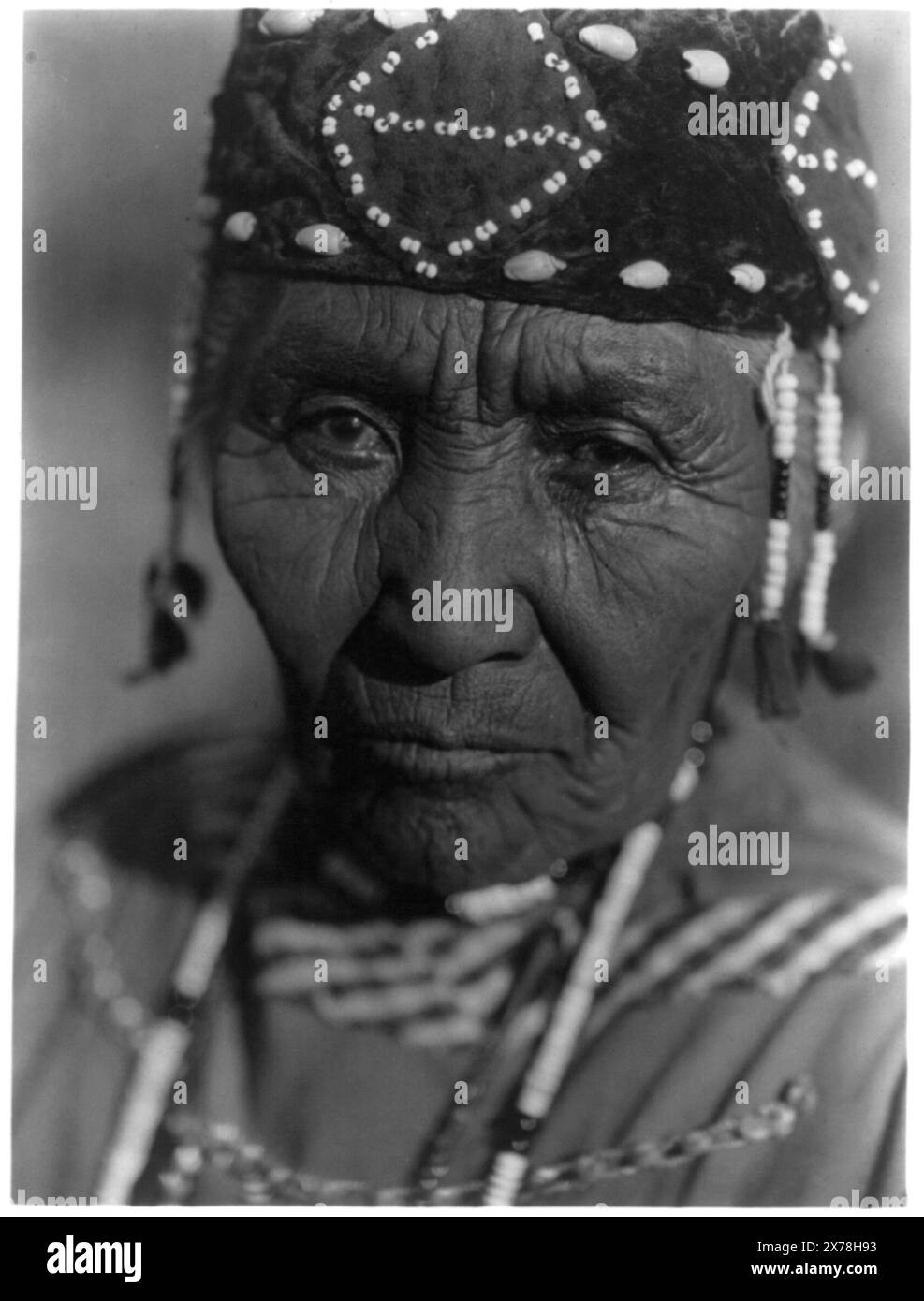 Wife of Modoc Henry A Klamath, Curtis no. 3904., Forms part of: Edward S. Curtis Collection ., Published in: The North American Indian / Edward S. Curtis. [Seattle, Wash.] : Edward S. Curtis, 1907-30, Suppl., v. 13, pl. 445.. Indians of North America, Women, Oregon, 1920-1930. , Klamath Indians, Women, Oregon, 1920-1930. Stock Photo