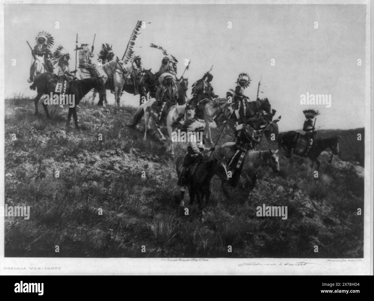 War bonnets hi-res stock photography and images - Alamy