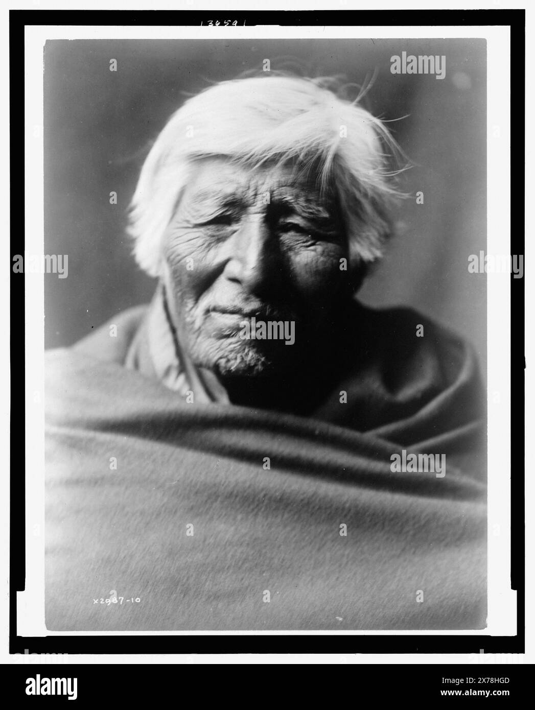 Klickitat type, Title from item., Curtis no. 2987-10., Forms part of: Edward S. Curtis Collection ., Published in: The North American Indian / Edward S. Curtis. [Seattle, Wash.] : Edward S. Curtis, 1907-30, Suppl. v. 7, pl. 225.. Indians of North America, 1910. , Klikitat Indians, 1910. , Aged persons, 1910. Stock Photo