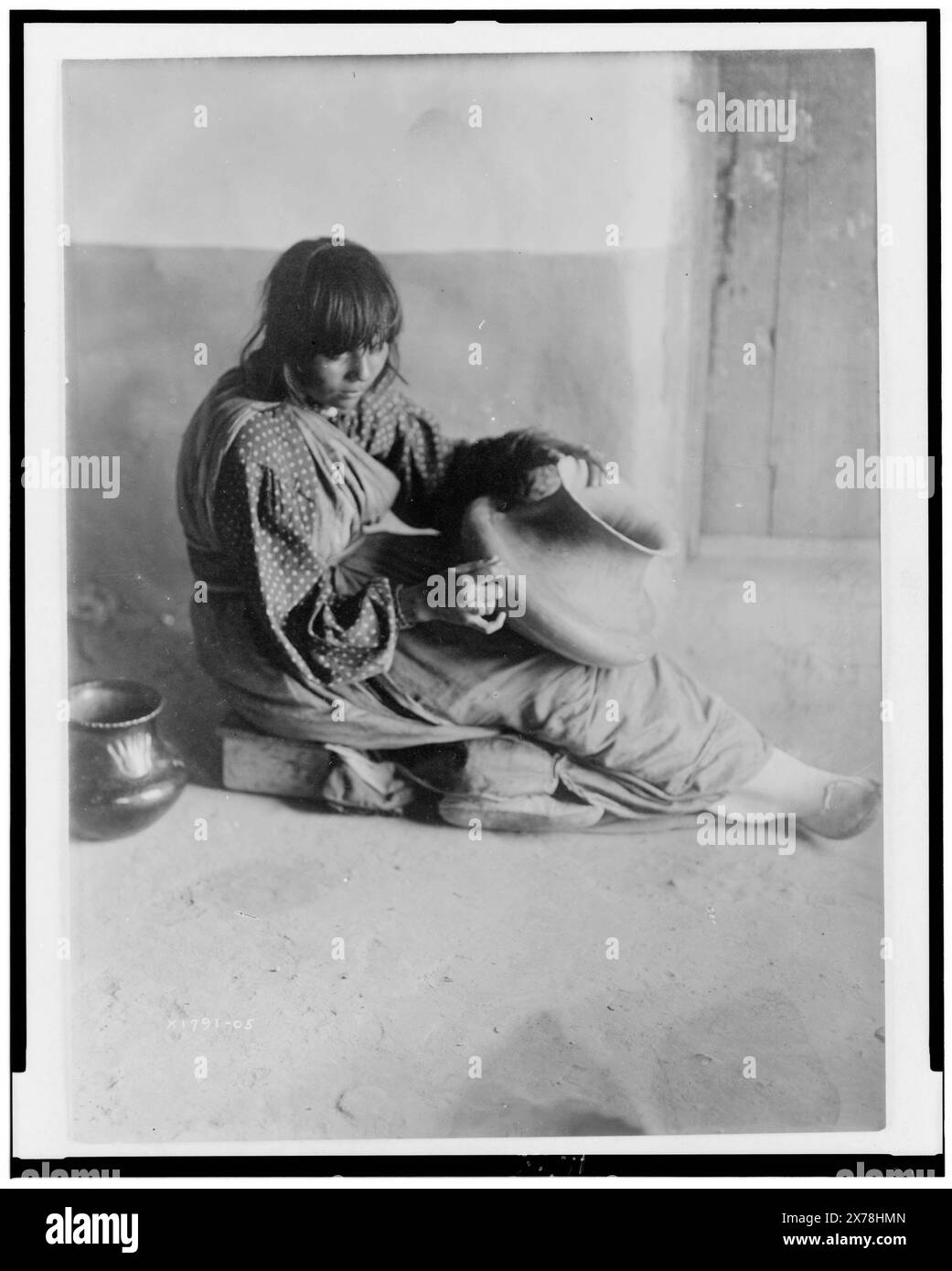 The Potter Santa Clara, Edward S. Curtis Collection , Curtis no. 1791-05., Published in: The North American Indian / Edward S. Curtis. [Seattle, Wash.] : Edward S. Curtis, 1907-30, Suppl. v. 17, pl. 602.. Indians of North America, Women, 1900-1910. , Indians of North America, Clothing & dress, 1900-1910. , Pueblo Indians, Women, 1900-1910. , Pueblo Indians, Clothing & dress, 1900-1910. Stock Photo