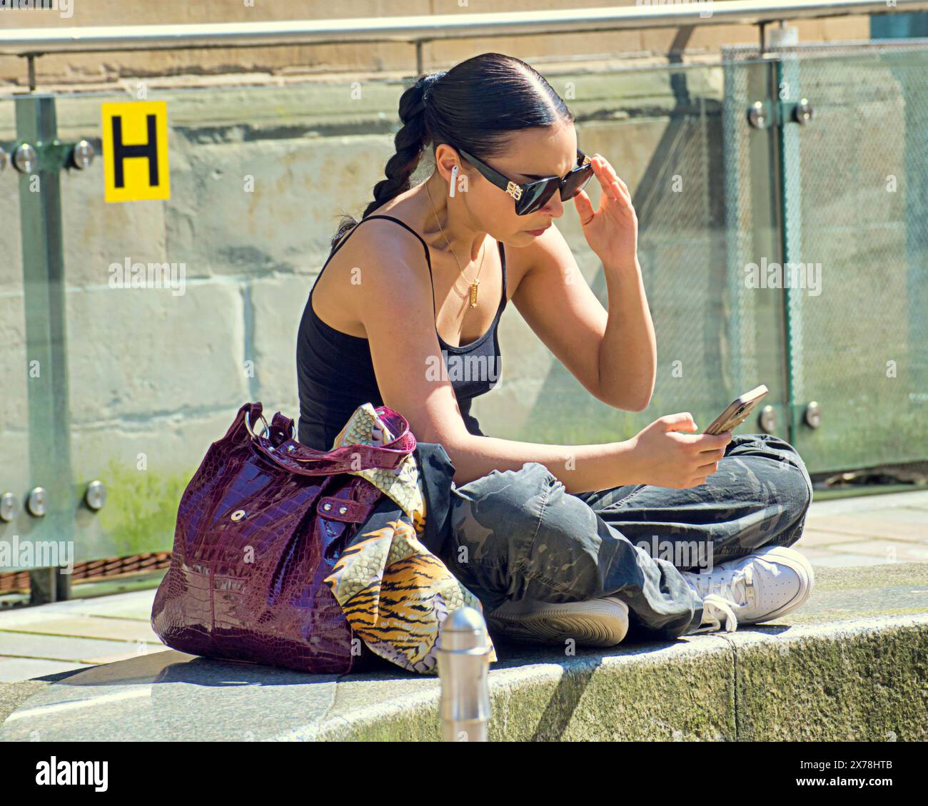 Glasgow, Scotland, UK. 18th May, 2024: UK Weather: Hot weather saw an arrival of summer as  locals and tourists in the city  took to thecity centre. Credit Gerard Ferry/Alamy Live News Stock Photo