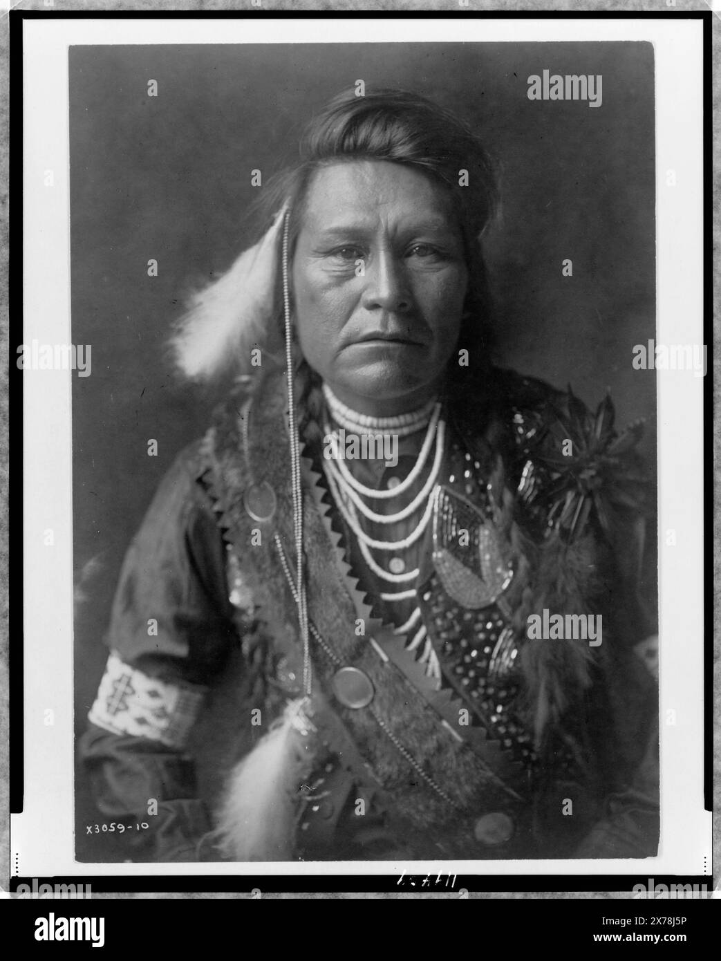 Inashah Yakima, Edward S. Curtis Collection ., Curtis no. 3059-10., Published in: The North American Indian / Edward S. Curtis. [Seattle, Wash.] : Edward S. Curtis, 1907-30, Suppl. v. 7, pl. 220.. Inashah. , Indians of North America, Clothing & dress, 1910. , Yakama Indians, Clothing & dress, 1910. Stock Photo