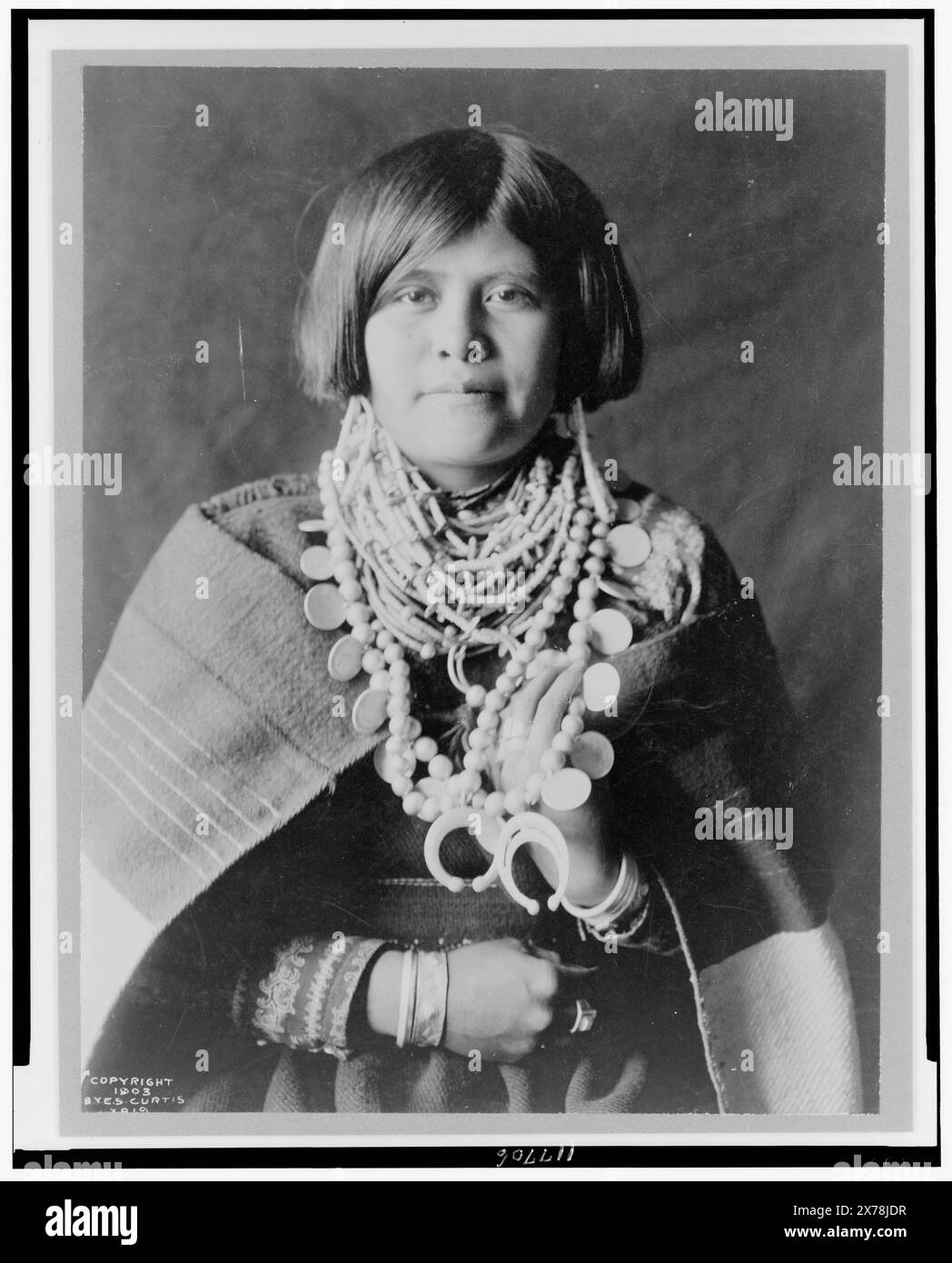 A Zuni girl, Edward S. Curtis Collection ., Curtis no. 819., Published in: The North American Indian / Edward S. Curtis. [Seattle, Wash.] : Edward S. Curtis, 1907-30, Suppl., v. 17, pl. 613.. Indians of North America, Clothing & dress, 1900-1910. , Zuni Indians, Clothing & dress, 1900-1910. Stock Photo