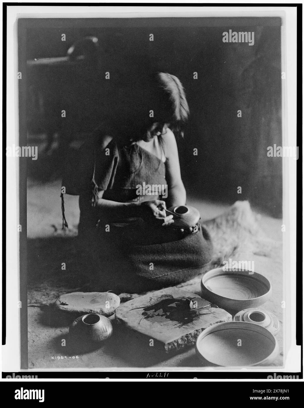 The potter, Edward S. Curtis Collection ., Curtis no. 1962-06., Published in: The North American Indian / Edward S. Curtis. [Seattle, Wash.] : Edward S. Curtis, 1907-30, Suppl. v. 12, pl. 426.. Indians of North America, Arts & crafts, 1900-1910. , Hopi Indians, Arts & crafts, 1900-1910. , Pottery, 1900-1910. Stock Photo
