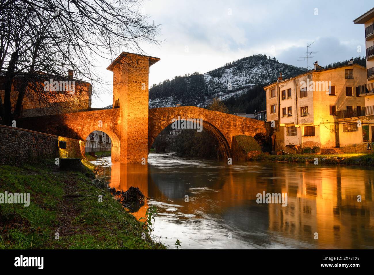 Puente medieval de balmaseda hi-res stock photography and images - Alamy