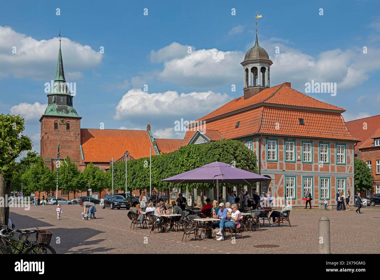 St Mary's Church, market square, town hall, street cafe, Boizenburg, Mecklenburg-Vorpommern, Germany Stock Photo
