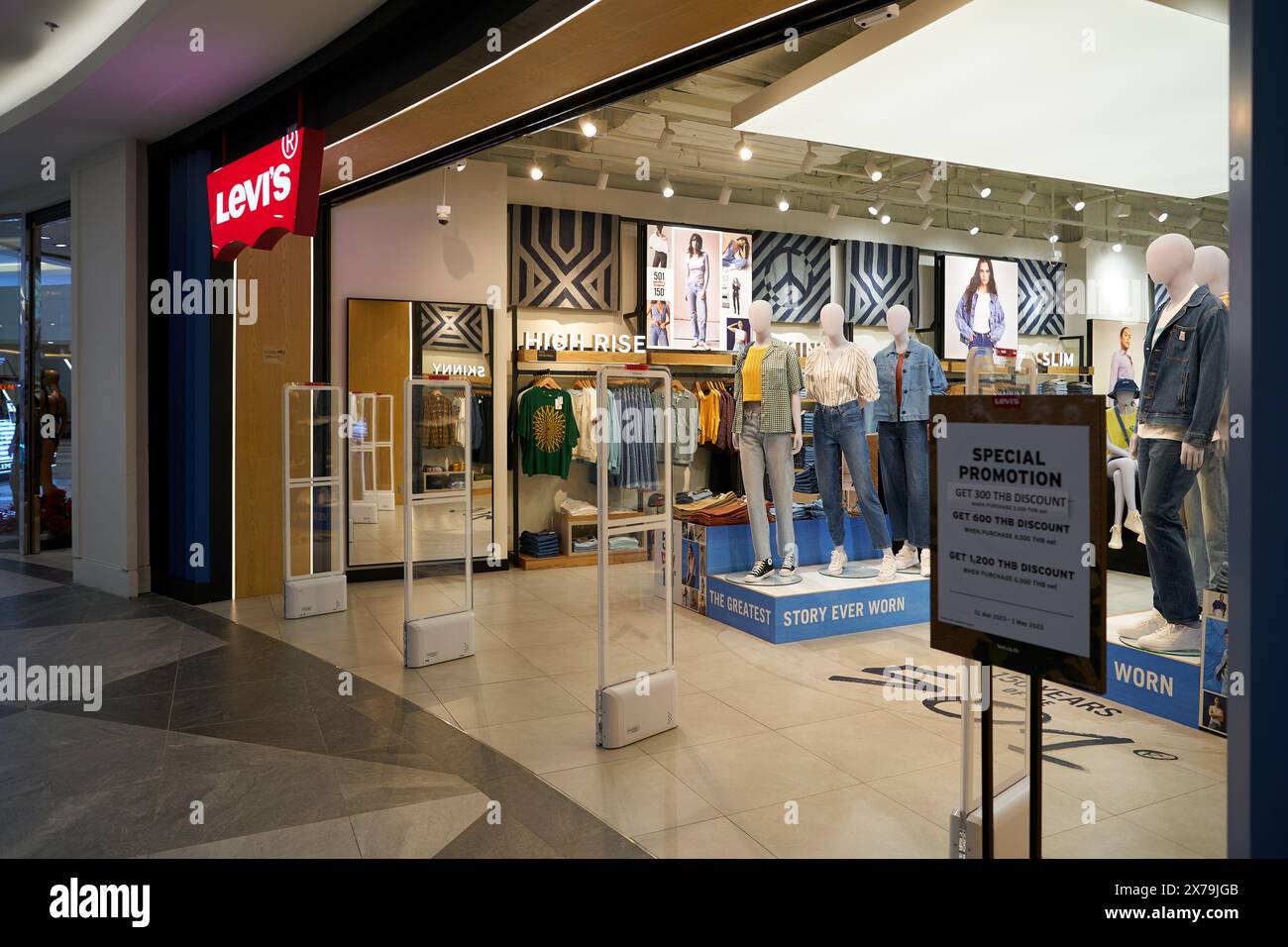 Levis central mall hot sale