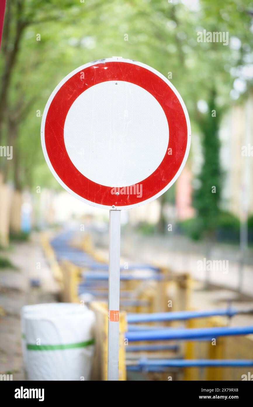 A round white and red sign with the meaning "no through traffic" at a road construction site in
