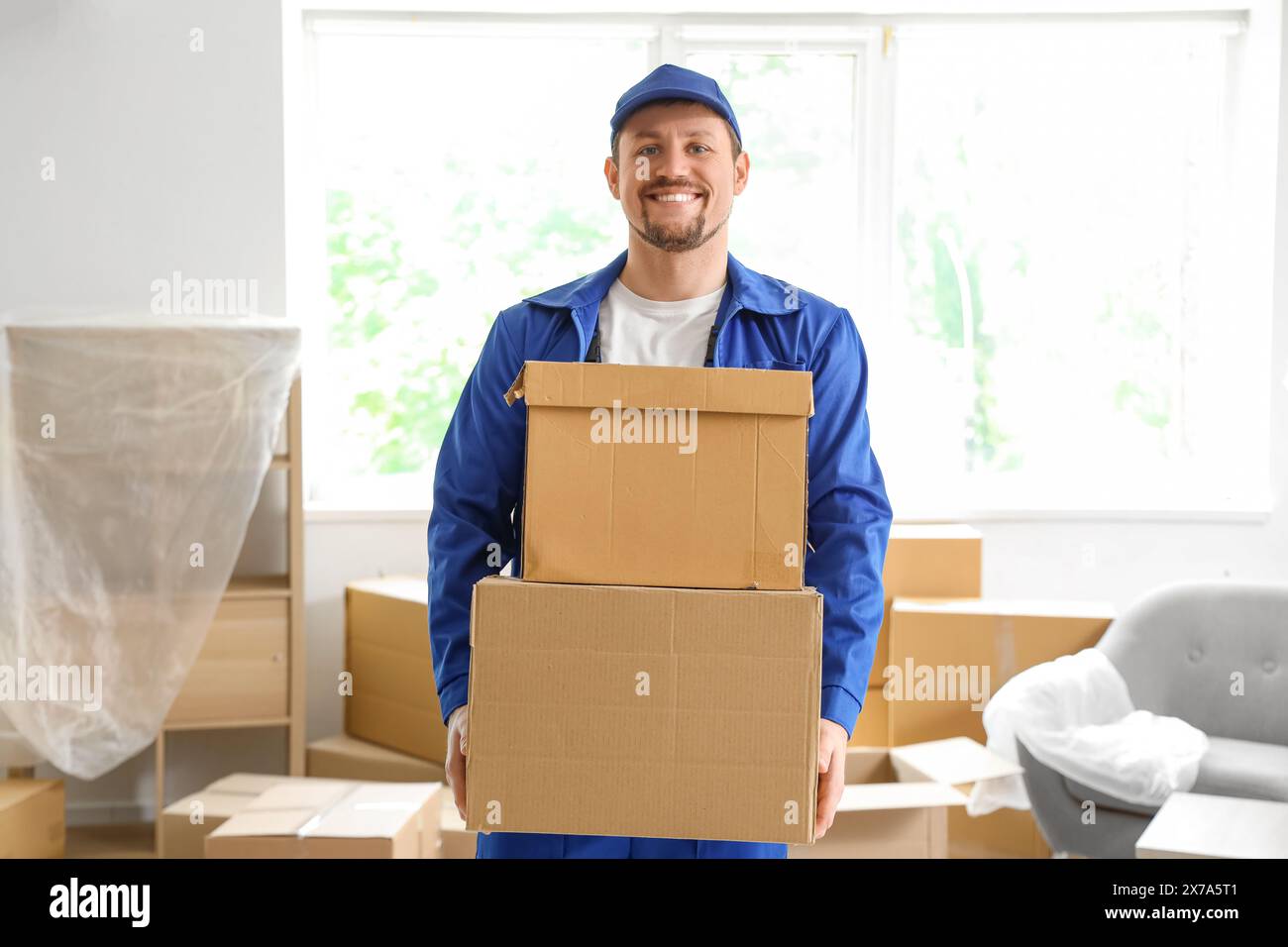 Cardboard courier loader hi-res stock photography and images - Alamy