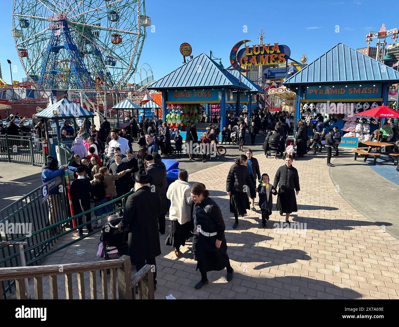 Jewish family coney island hi-res stock photography and images - Alamy
