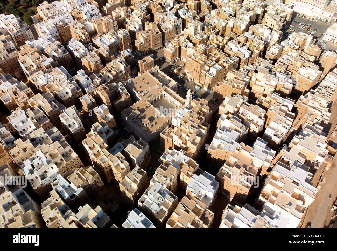 Shibam is a town in Yemen, in the Governorate of Hadhramaut. Known for its mudbrick high-rise buildings, it is known as the 'Manhattan of the Desert' Stock Photo