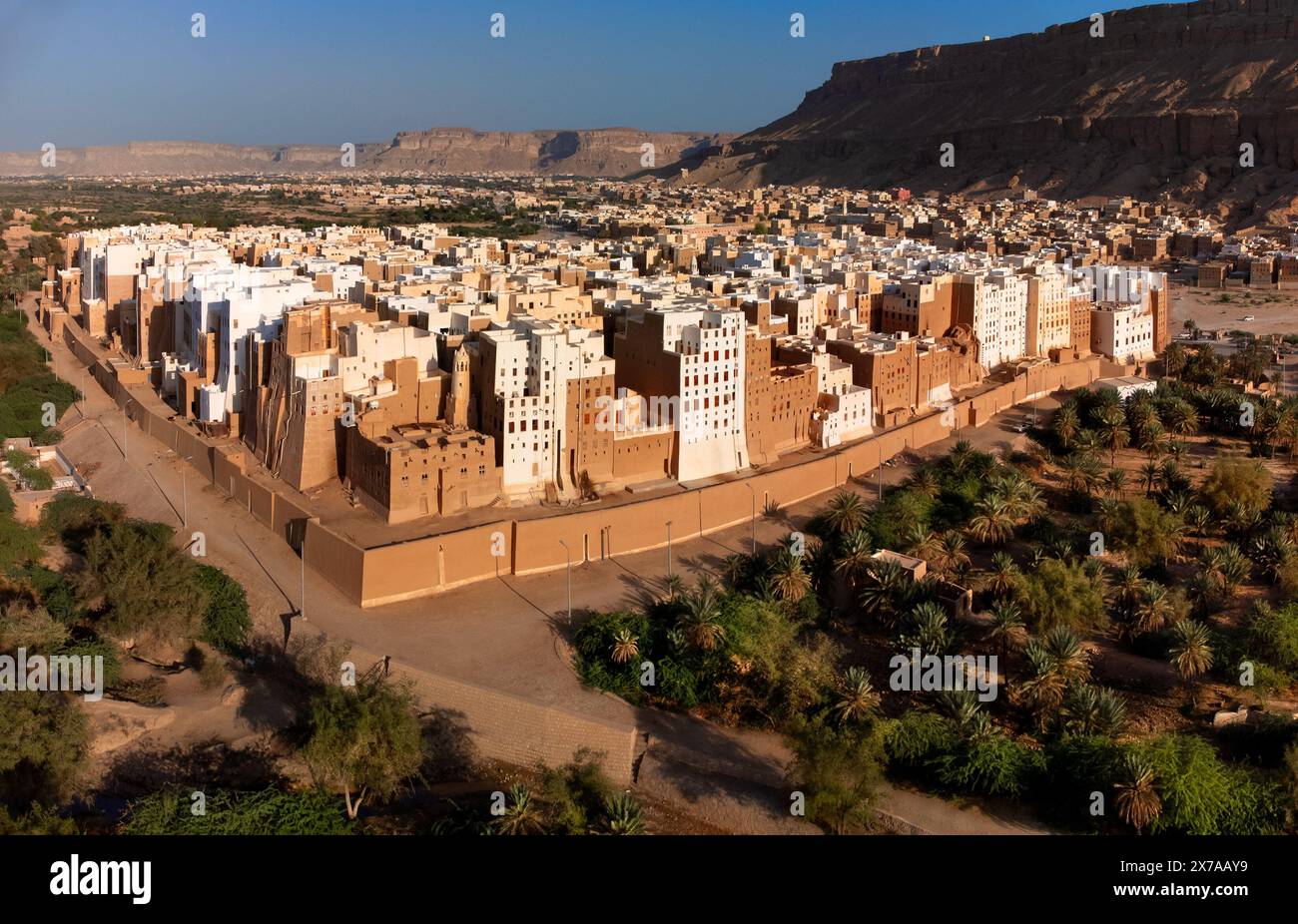 Shibam is a town in Yemen, in the Governorate of Hadhramaut. Known for its mudbrick high-rise buildings, it is known as the 'Manhattan of the Desert' Stock Photo