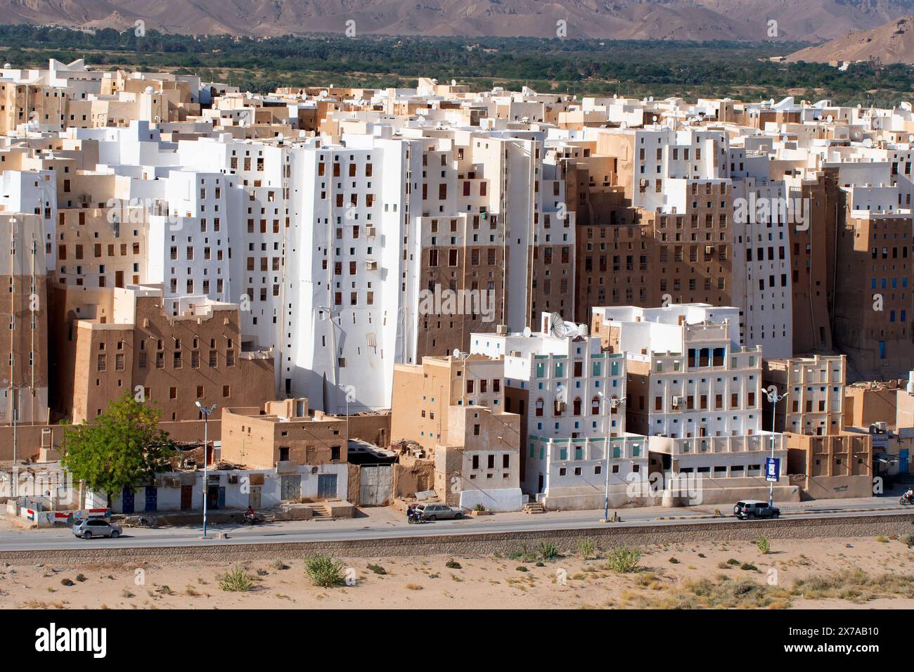 Shibam is a town in Yemen, in the Governorate of Hadhramaut. Known for its mudbrick high-rise buildings, it is known as the 'Manhattan of the Desert' Stock Photo