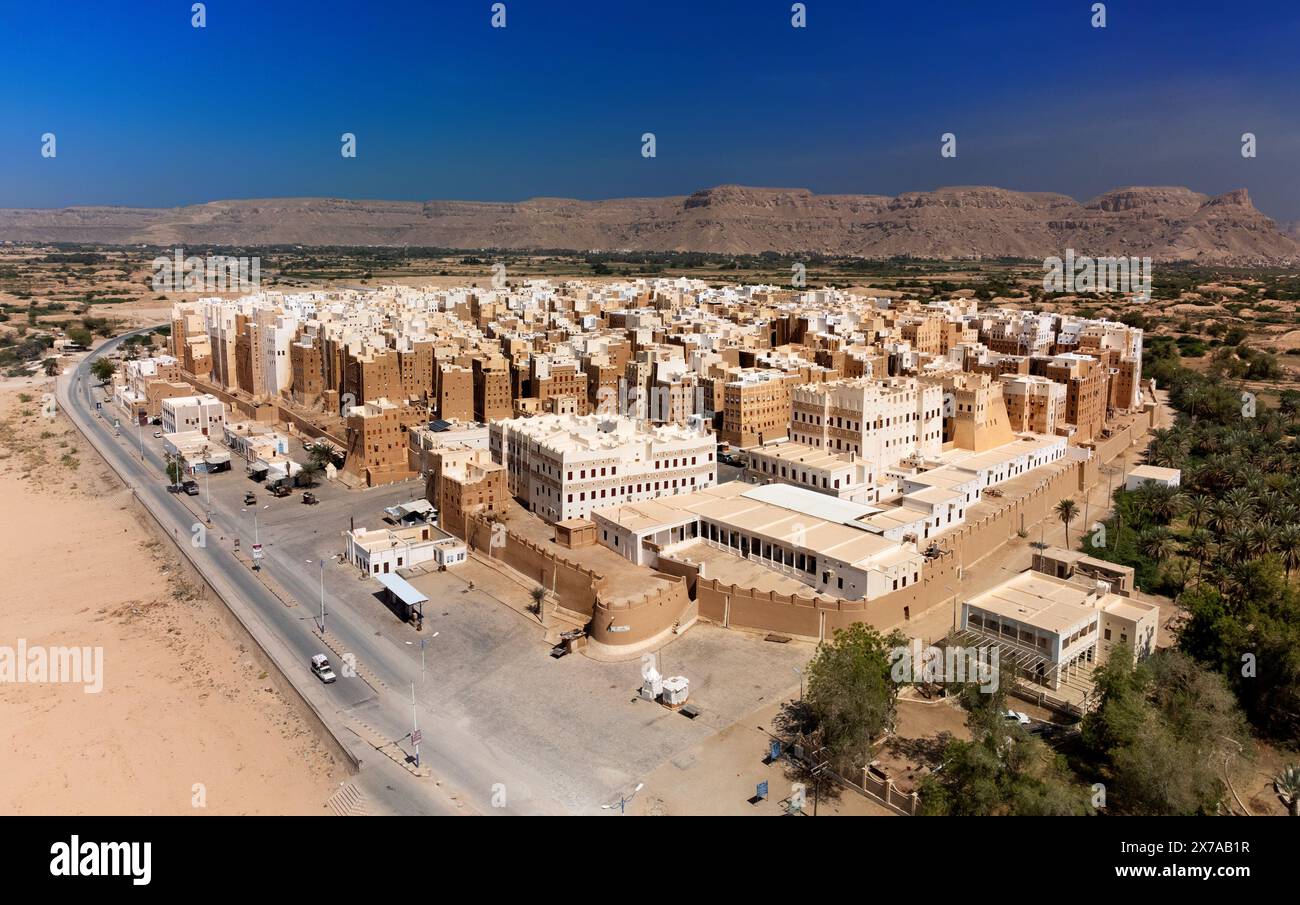 Shibam is a town in Yemen, in the Governorate of Hadhramaut. Known for its mudbrick high-rise buildings, it is known as the 'Manhattan of the Desert' Stock Photo