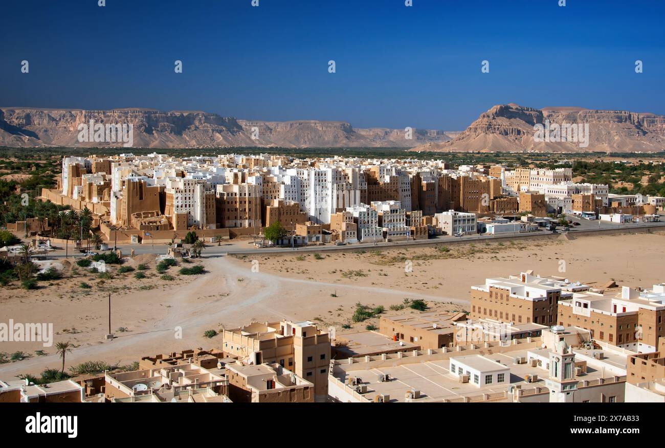 Shibam is a town in Yemen, in the Governorate of Hadhramaut. Known for its mudbrick high-rise buildings, it is known as the 'Manhattan of the Desert' Stock Photo