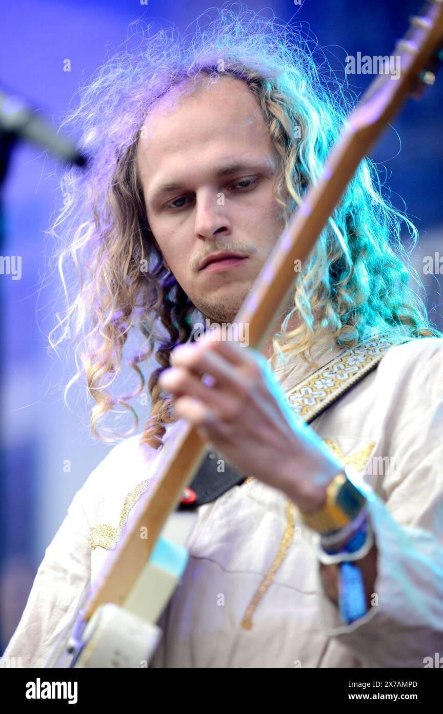 Yin yin live hi-res stock photography and images - Alamy