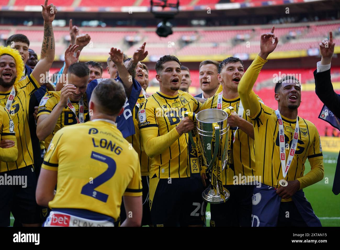 LONDON, ENGLAND - MAY 18: The Oxford United players celebrating after the Sky Bet League One Play-Off Final match between Bolton Wanderers and Oxford United at Wembley Stadium on May 18, 2024 in London, England.(Photo by Dylan Hepworth/MB Media) Stock Photo