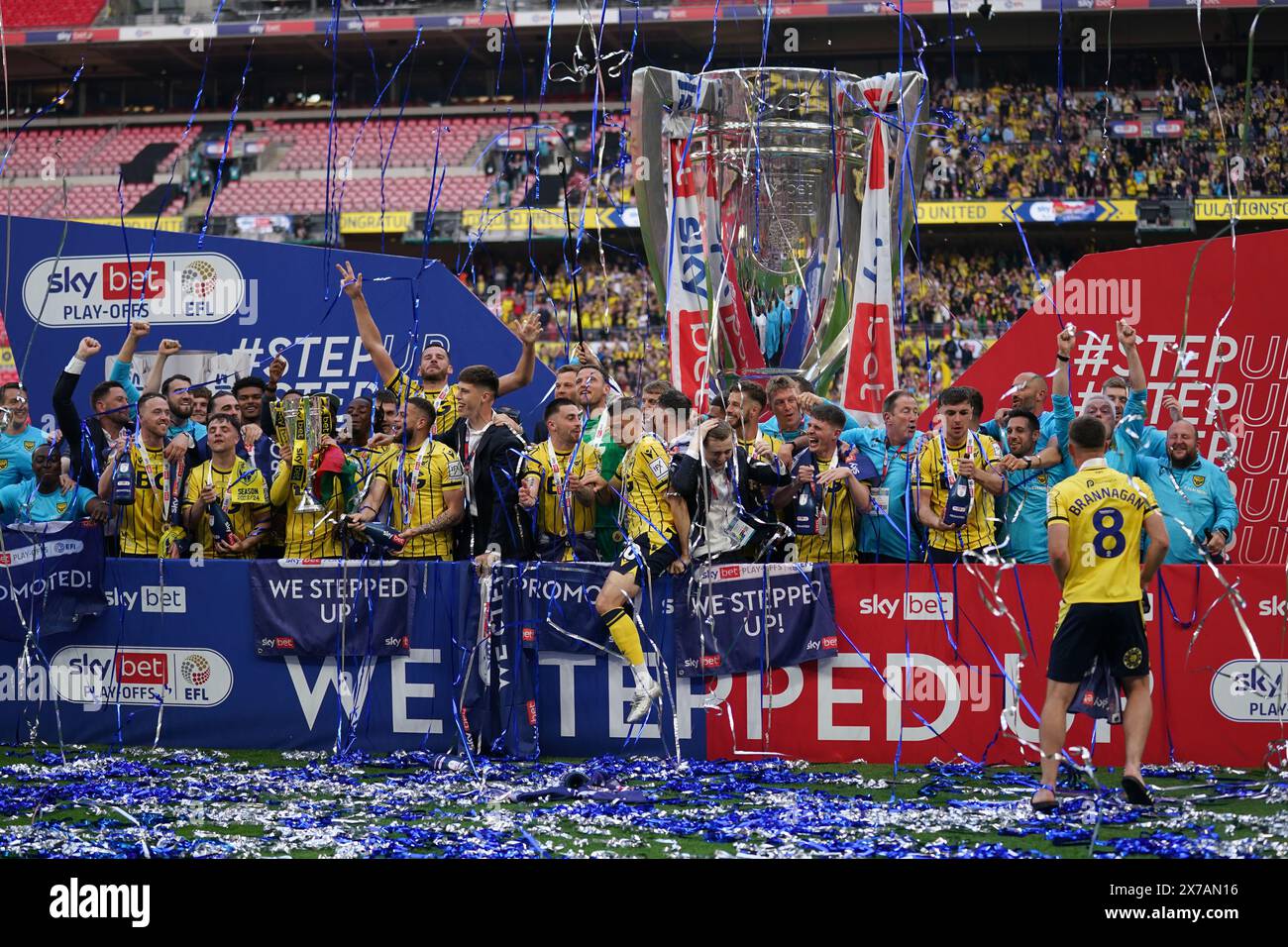 LONDON, ENGLAND - MAY 18: The Oxford United players lifting the League One play off Trophy after the Sky Bet League One Play-Off Final match between Bolton Wanderers and Oxford United at Wembley Stadium on May 18, 2024 in London, England.(Photo by Dylan Hepworth/MB Media) Stock Photo