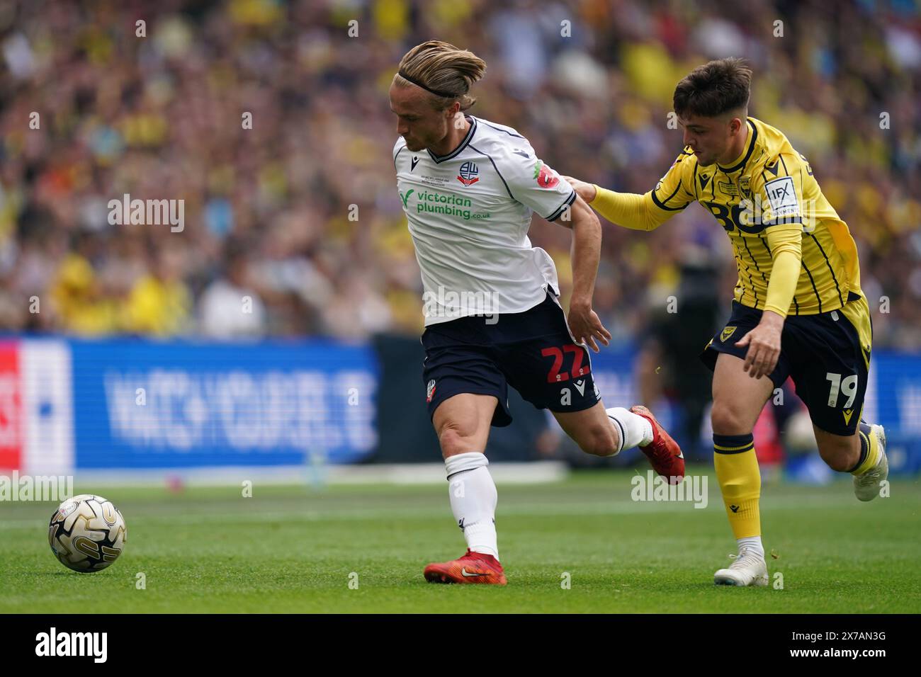 LONDON, ENGLAND - MAY 18: Kyle Dempsey of Bolton Wanderers under pressure from Tyler Goodrham of Oxford United during the Sky Bet League One Play-Off Final match between Bolton Wanderers and Oxford United at Wembley Stadium on May 18, 2024 in London, England.(Photo by Dylan Hepworth/MB Media) Stock Photo