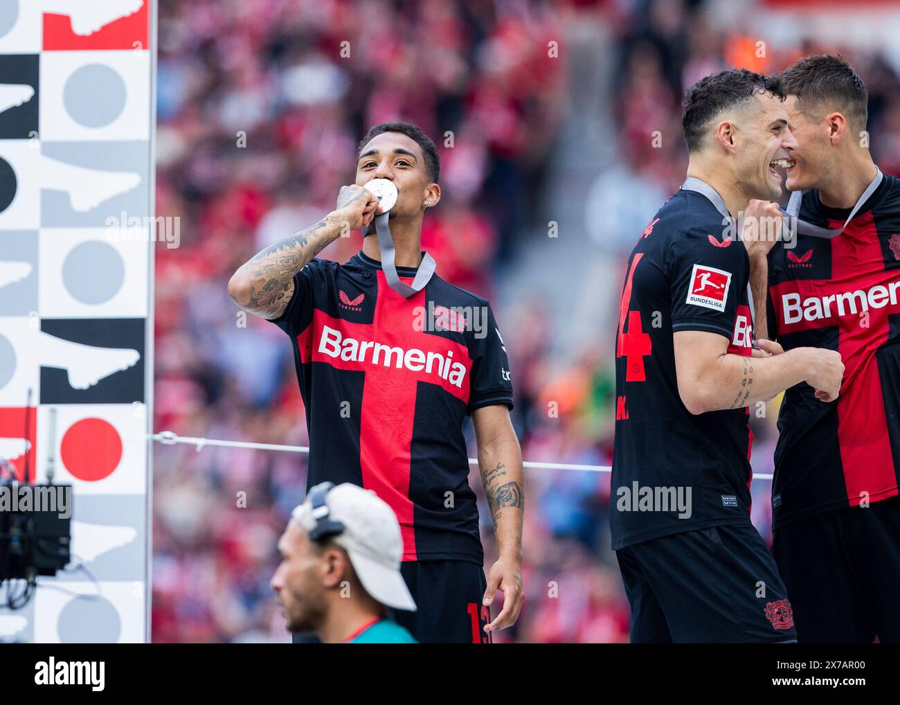 Leverkusen, Bayarena, 18.05.2024: Arthur (Leverkusen) küsst seine Meister Medaille bei der Siegerehrung beim Spiel der 1.Bundesliga Bayer 04 Leverkusen vs. FC Augsburg. Stock Photo